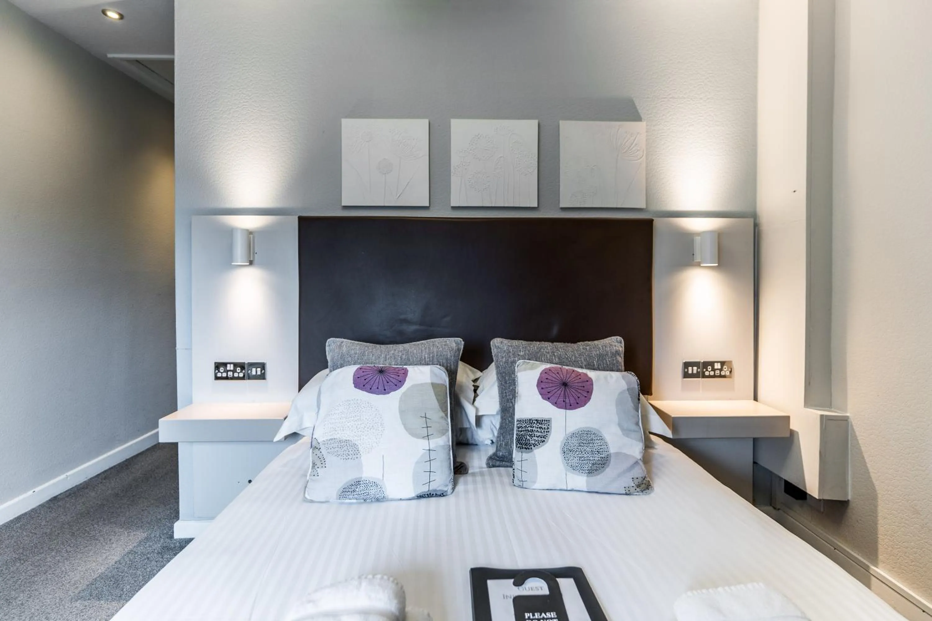 Bedroom, Bed in Black Horse Hotel