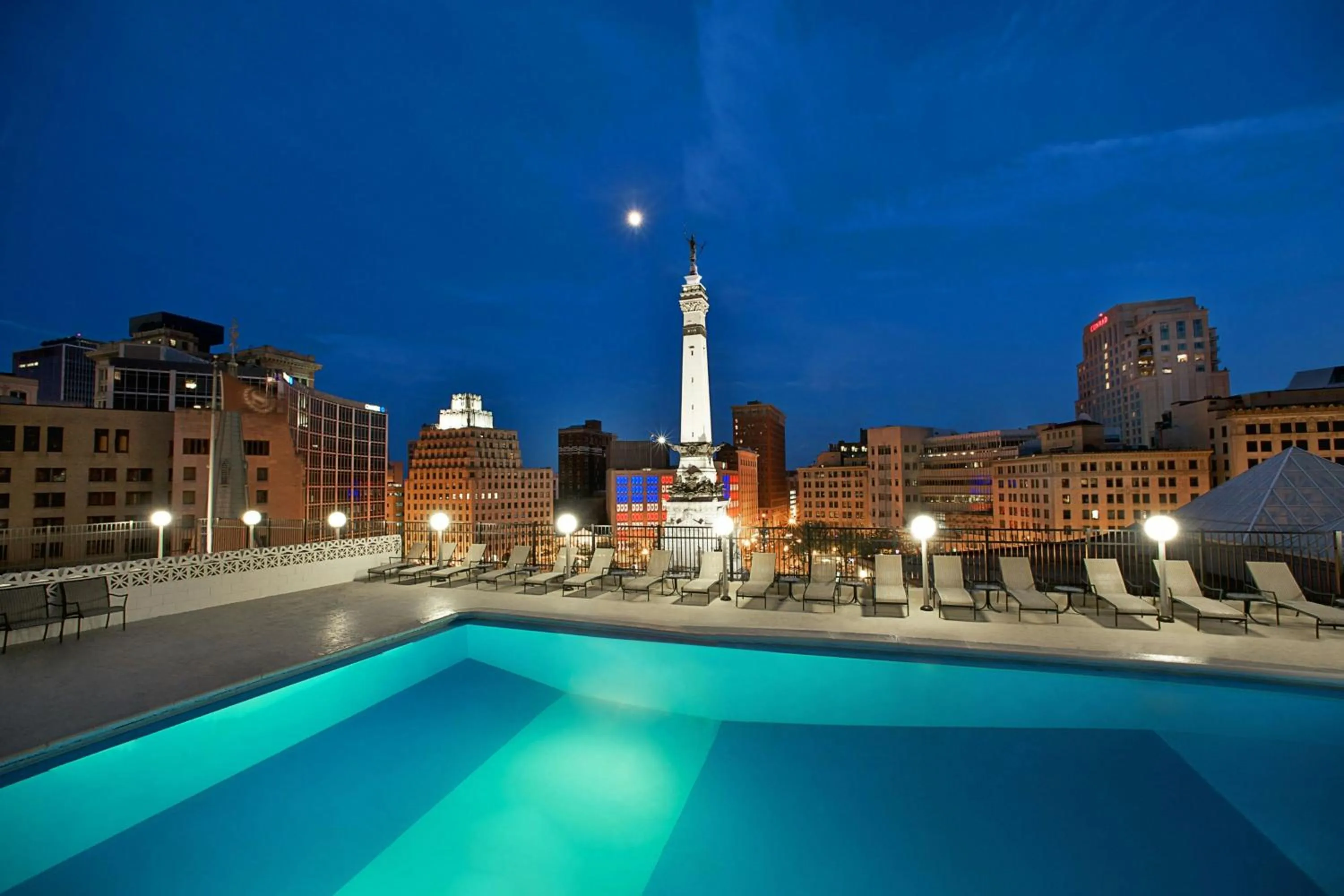 Swimming pool in Sheraton Indianapolis City Centre Hotel