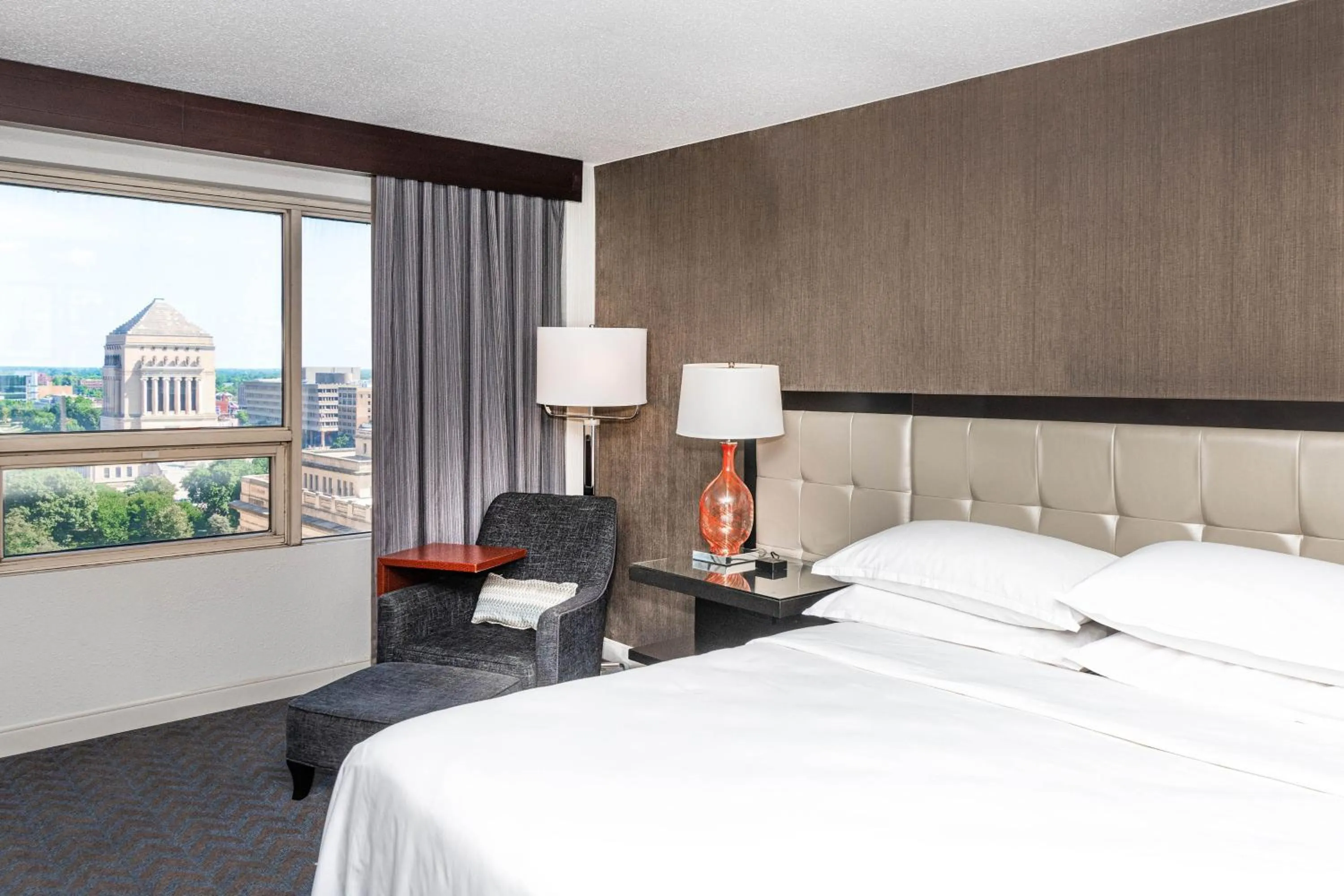 Photo of the whole room, Bed in Sheraton Indianapolis City Centre Hotel