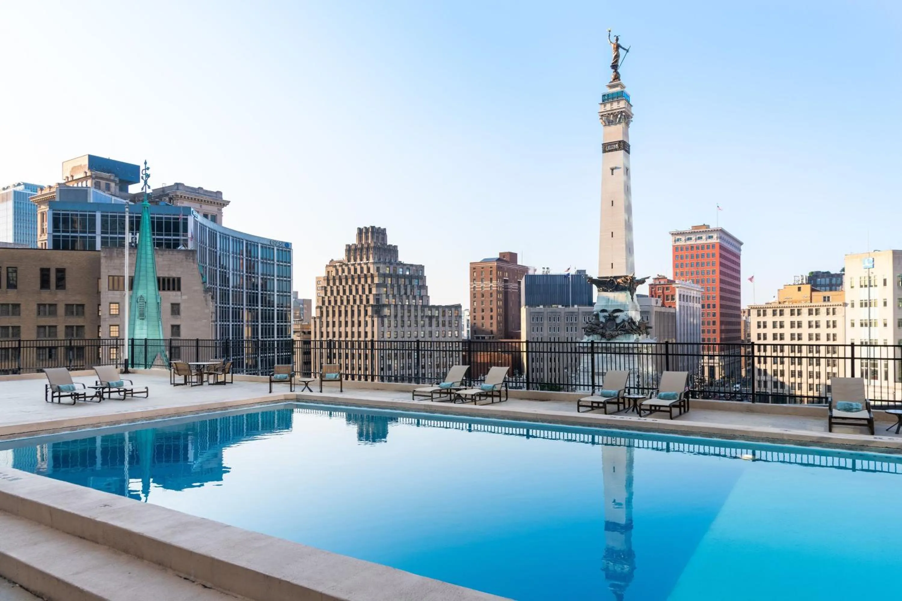 Swimming pool in Sheraton Indianapolis City Centre Hotel