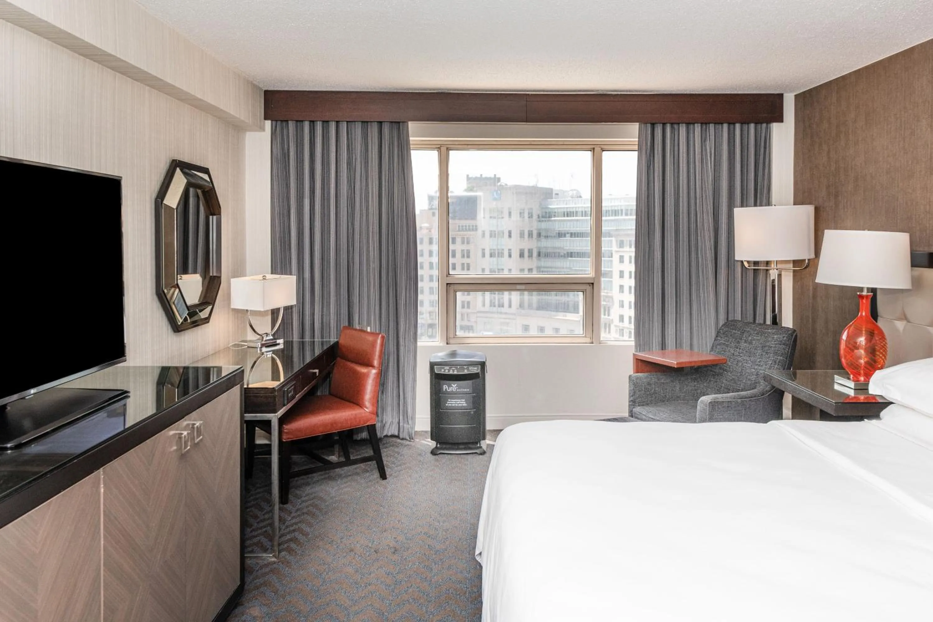 Photo of the whole room, Bed in Sheraton Indianapolis City Centre Hotel