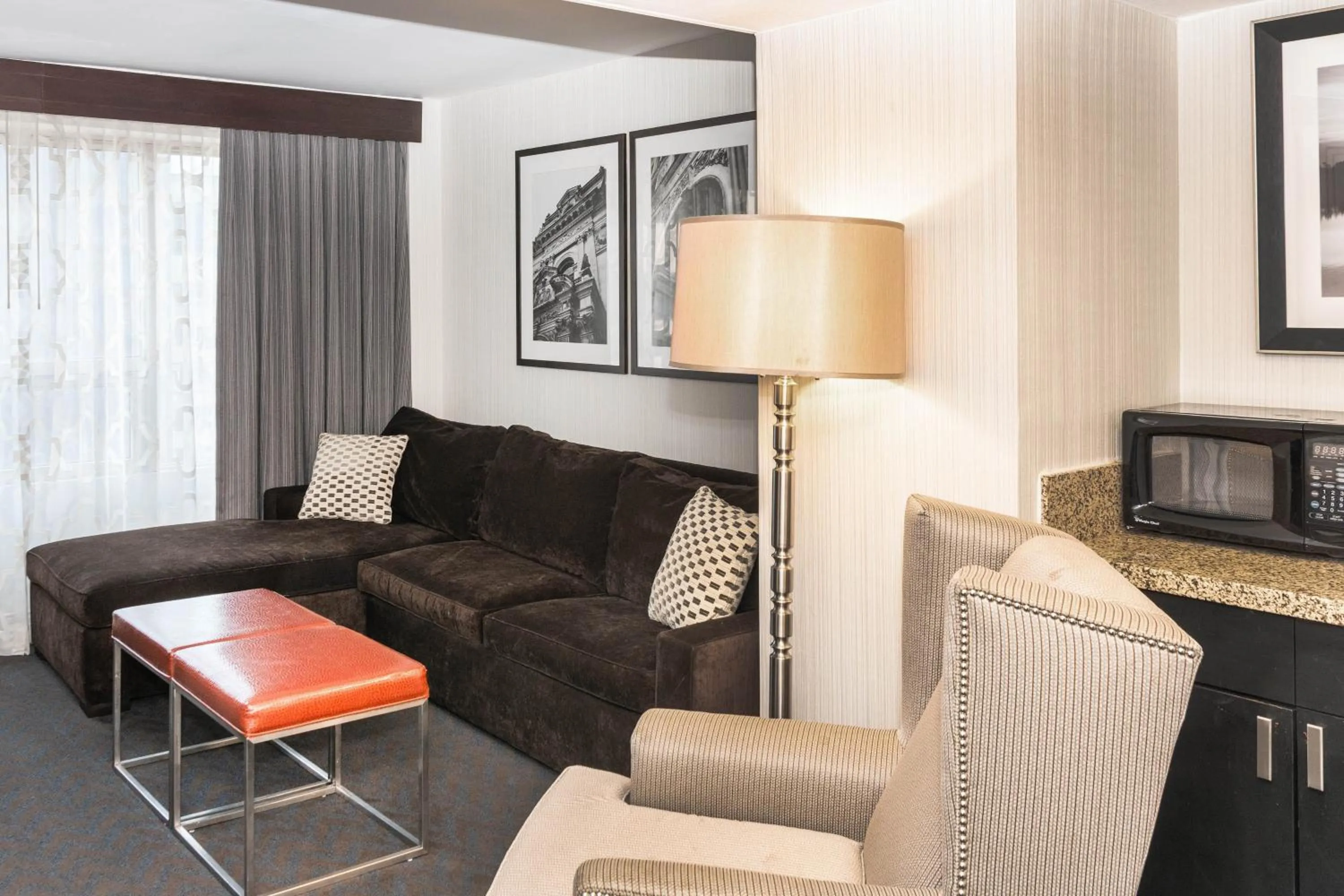 Living room in Sheraton Indianapolis City Centre Hotel