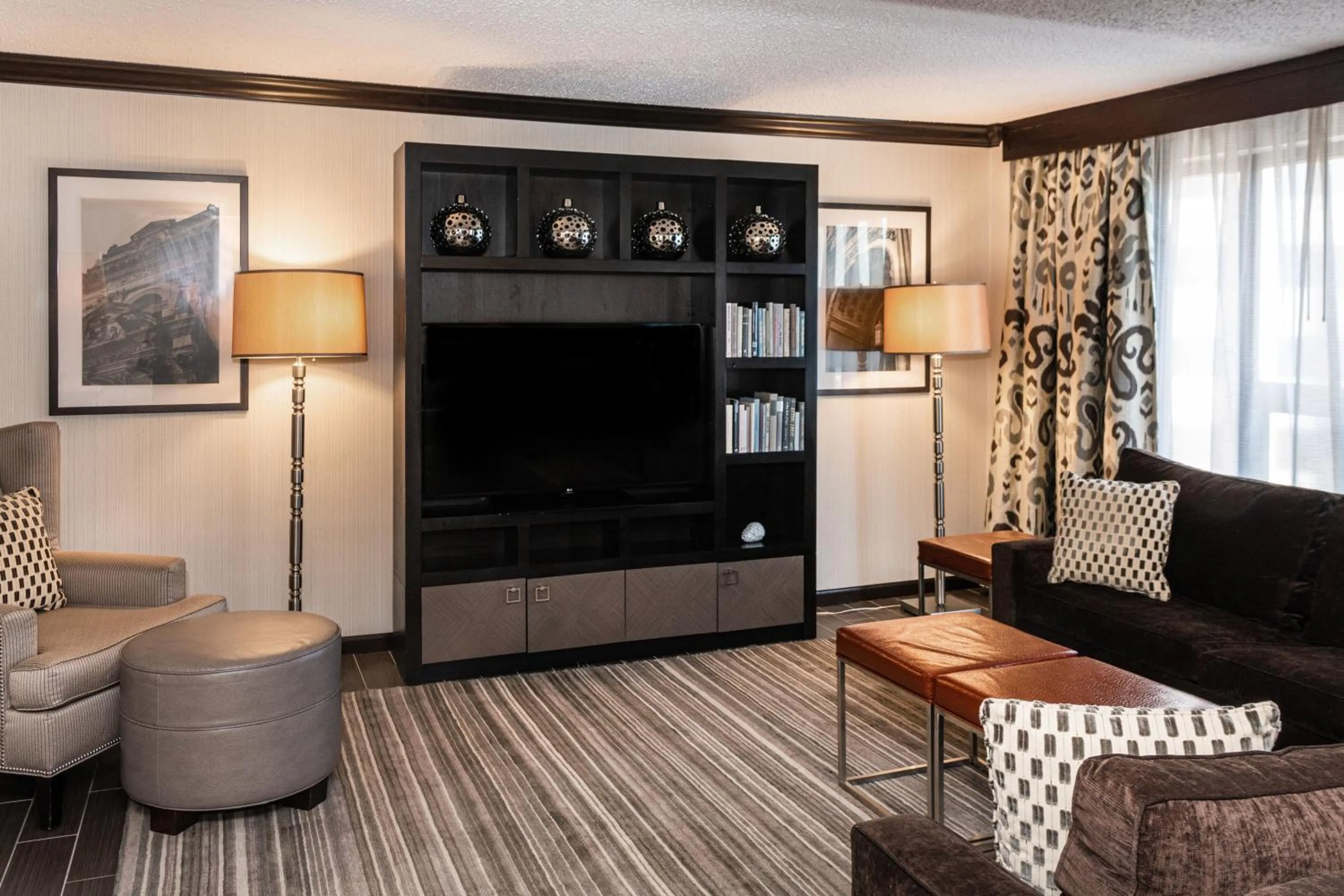 Living room in Sheraton Indianapolis City Centre Hotel