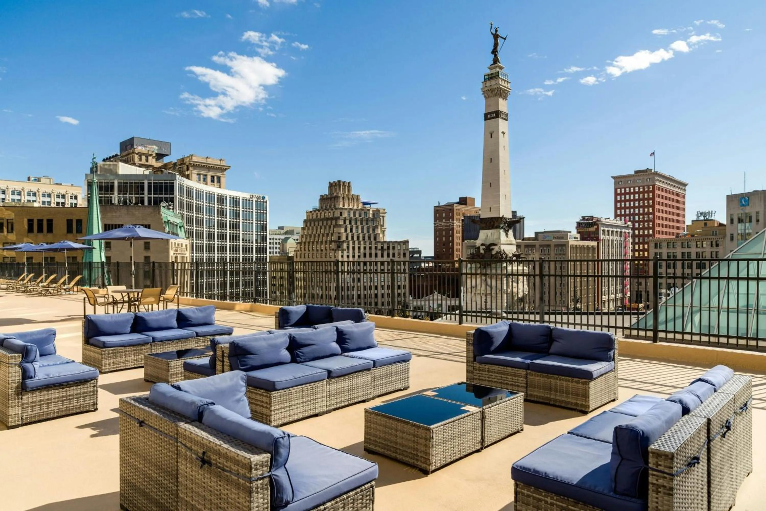 Swimming pool in Sheraton Indianapolis City Centre Hotel