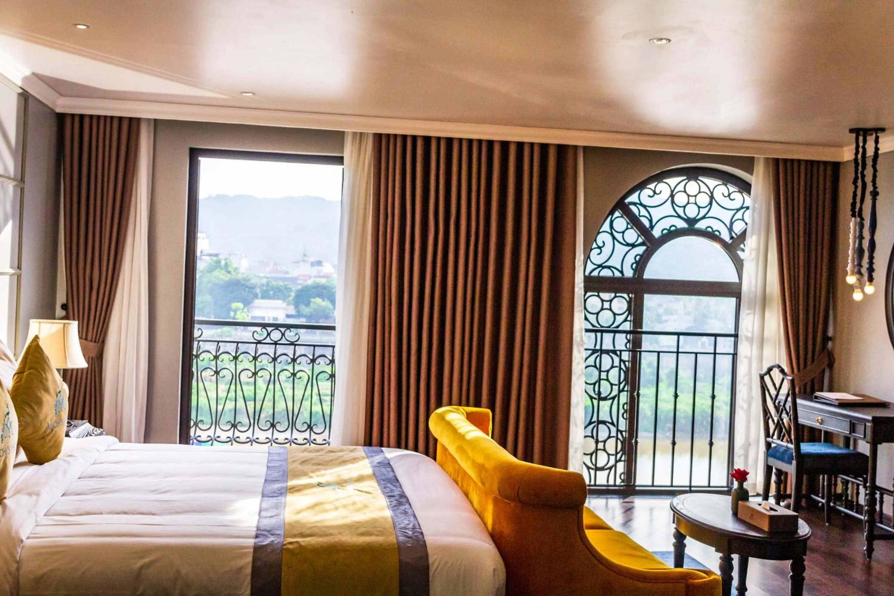 Bed in Michi's hotel laocai