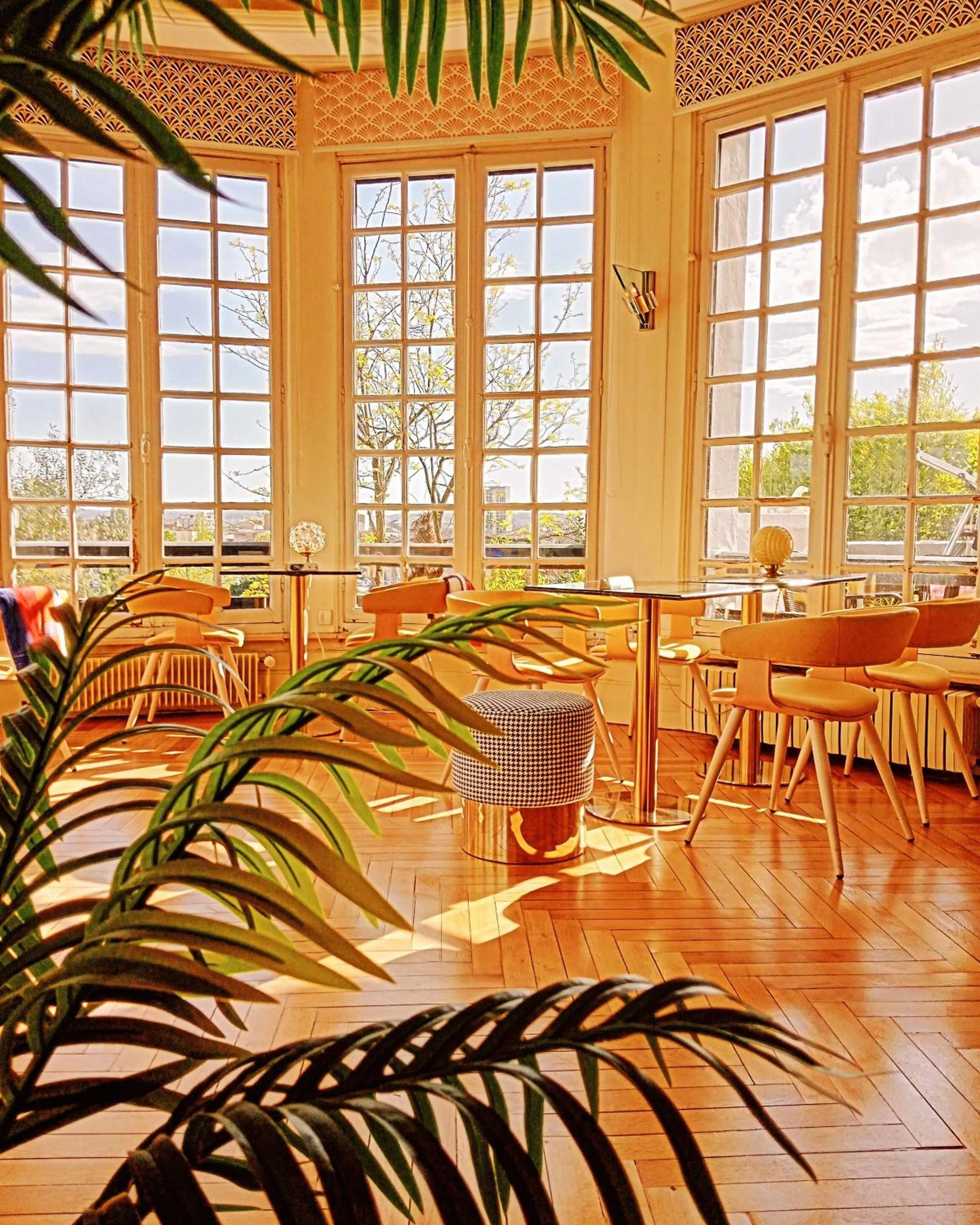 Dining area in Quand la ville dort