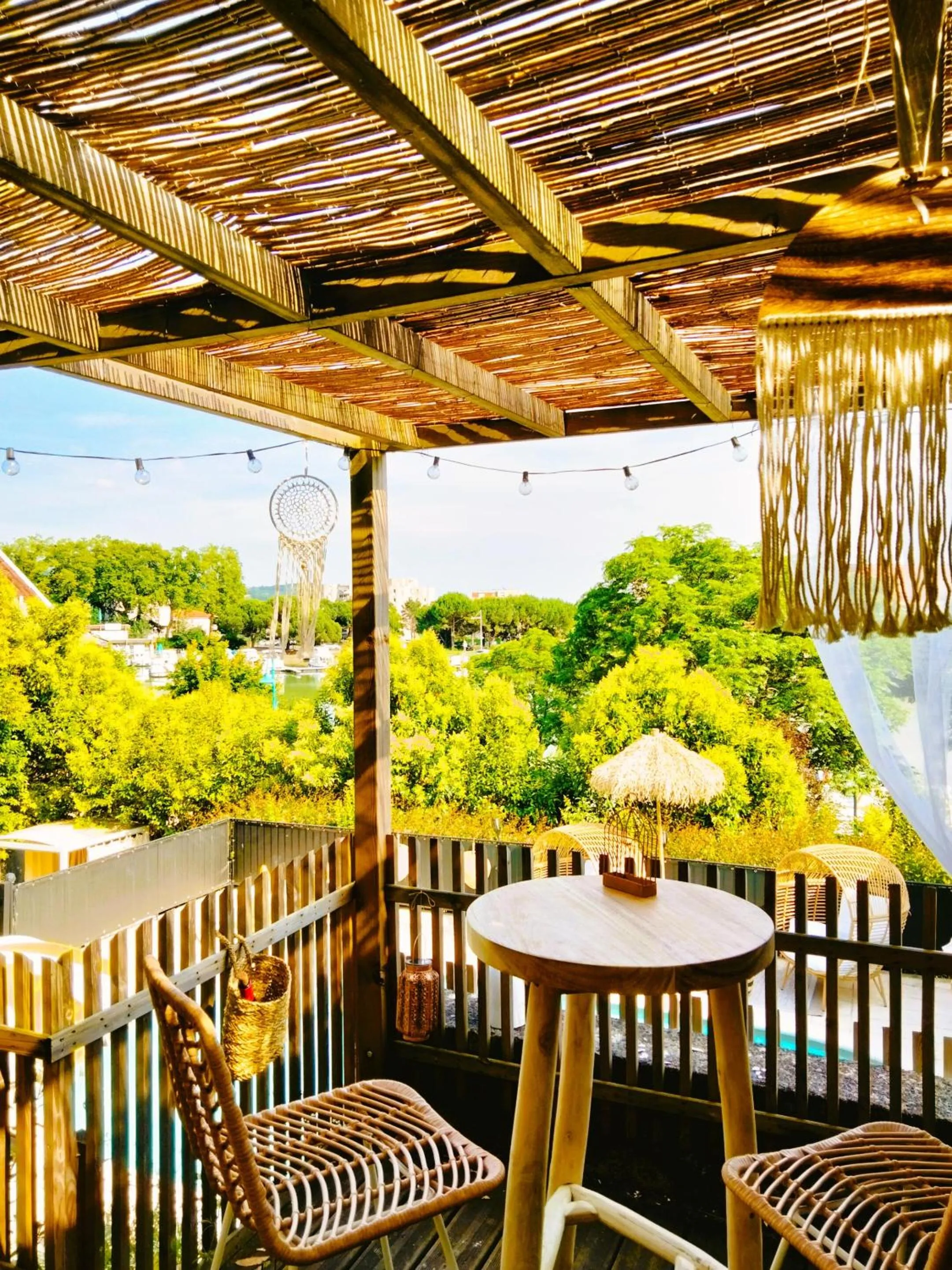 Lounge or bar in Quand la ville dort