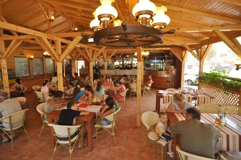 Restaurant/places to eat in Hotel Valul Magic