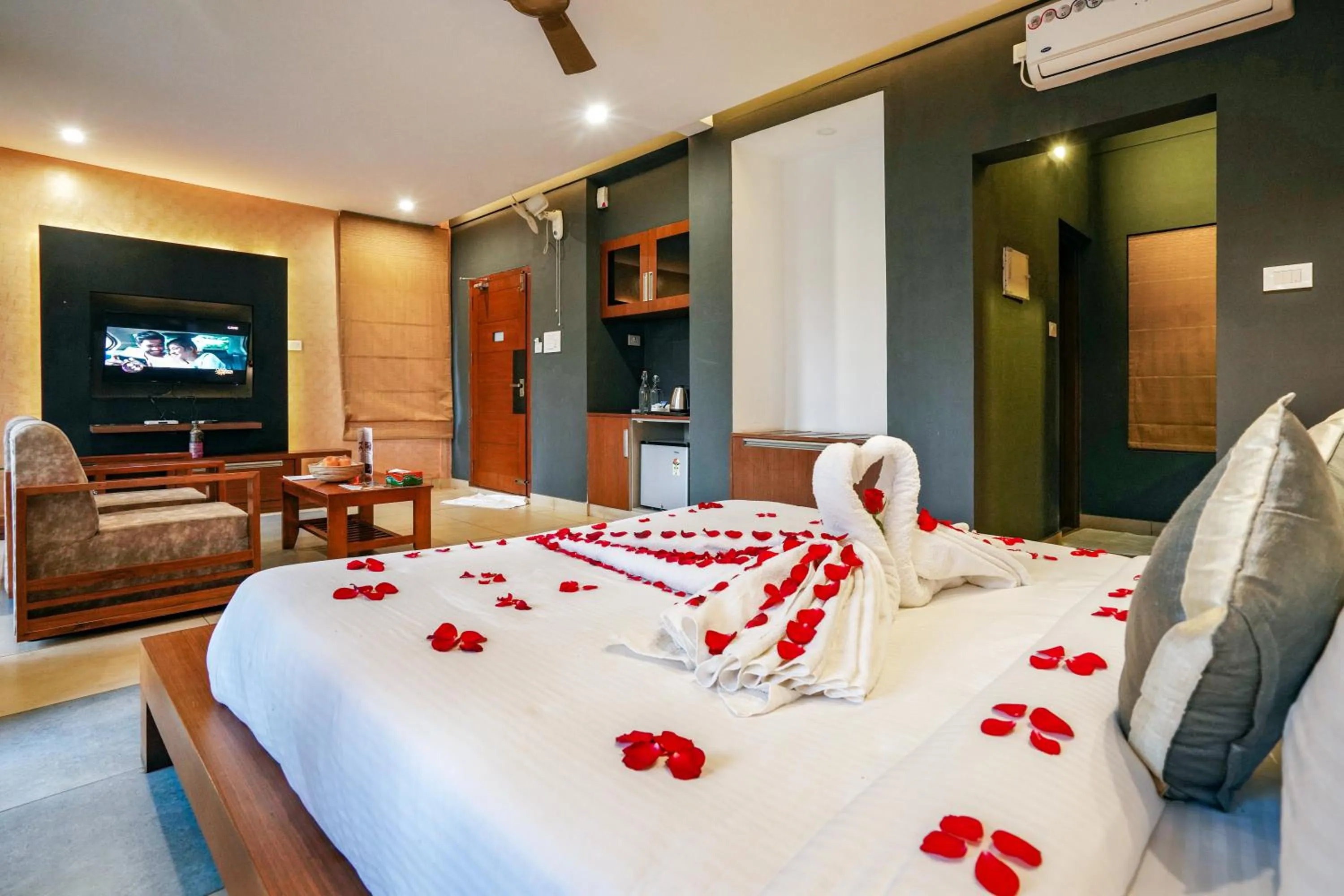 Photo of the whole room, Bed in Kuruva Island Resort And Spa - By KABINI BREEZE
