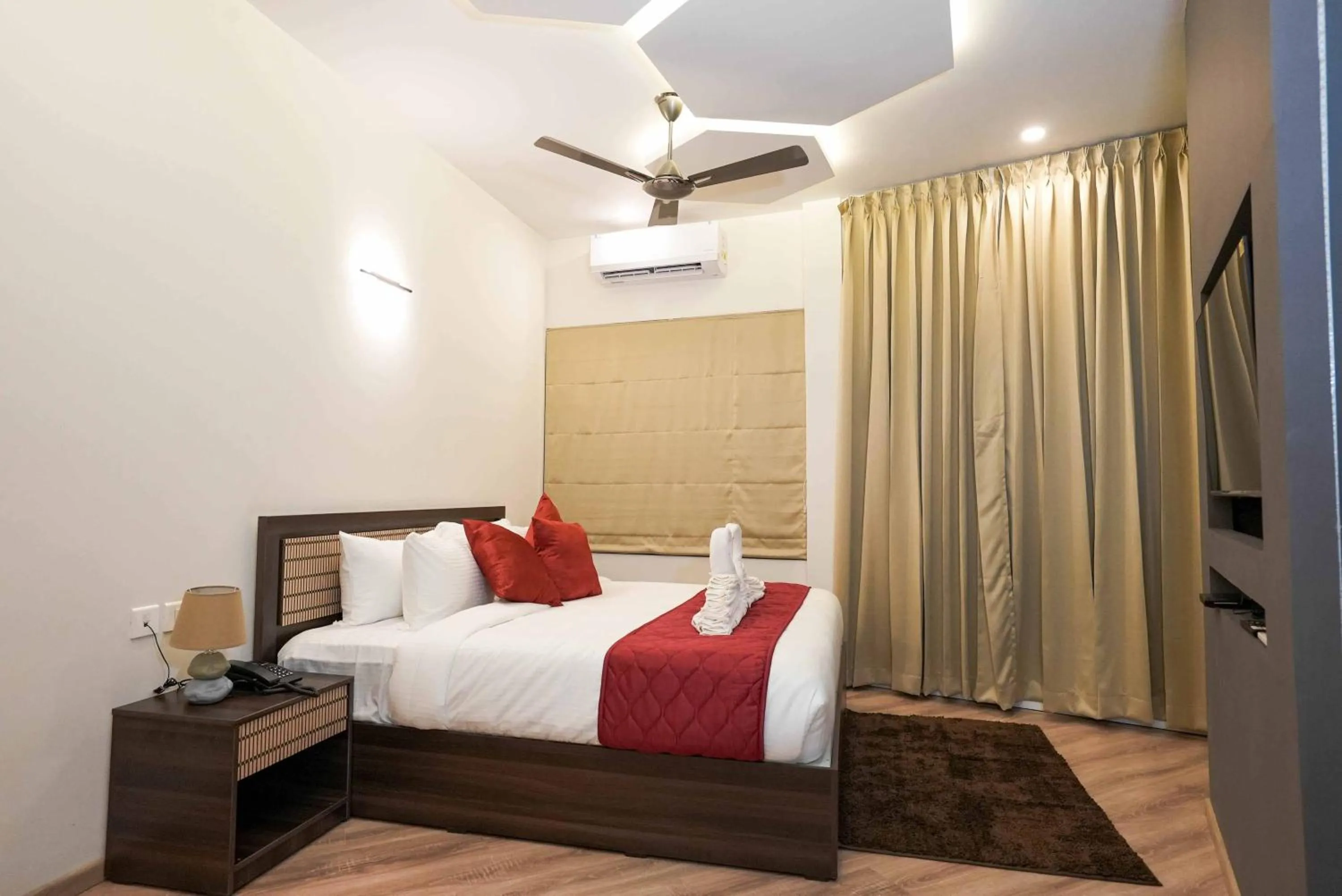 Bedroom, Bed in Kuruva Island Resort And Spa - By KABINI BREEZE