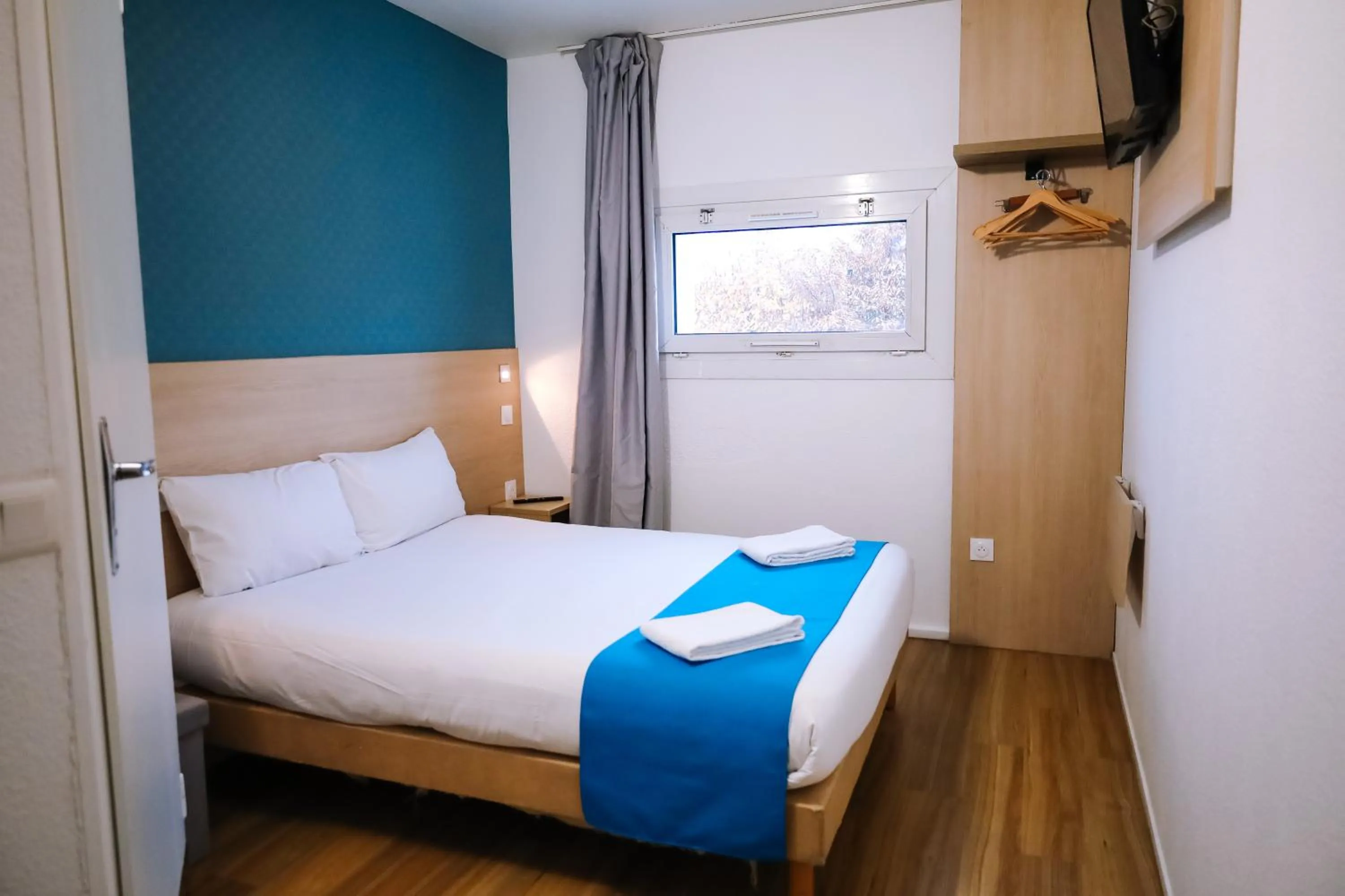 TV and multimedia, Bed in Kyriad Direct Chilly-Mazarin