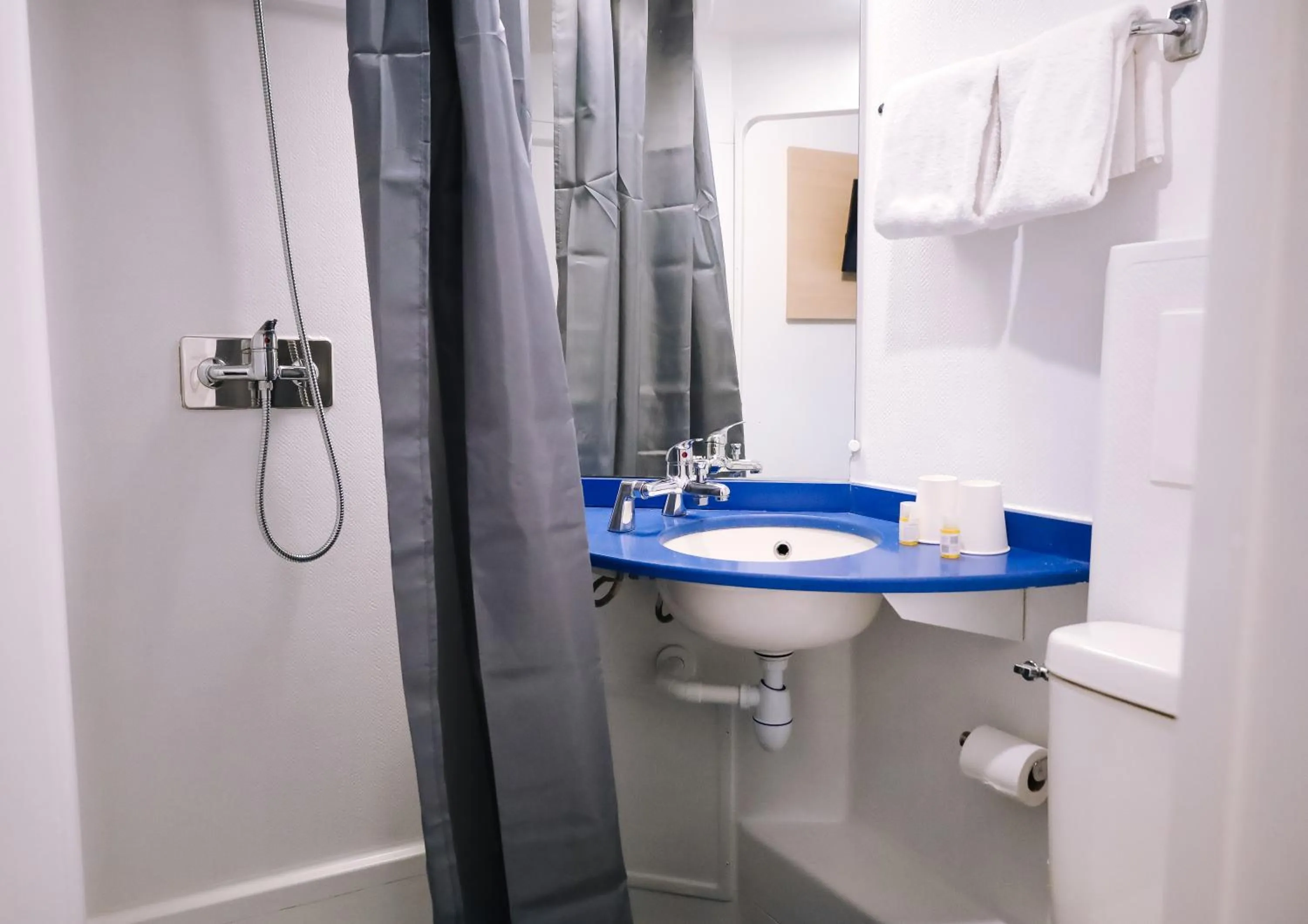 Bathroom in Kyriad Direct Chilly-Mazarin