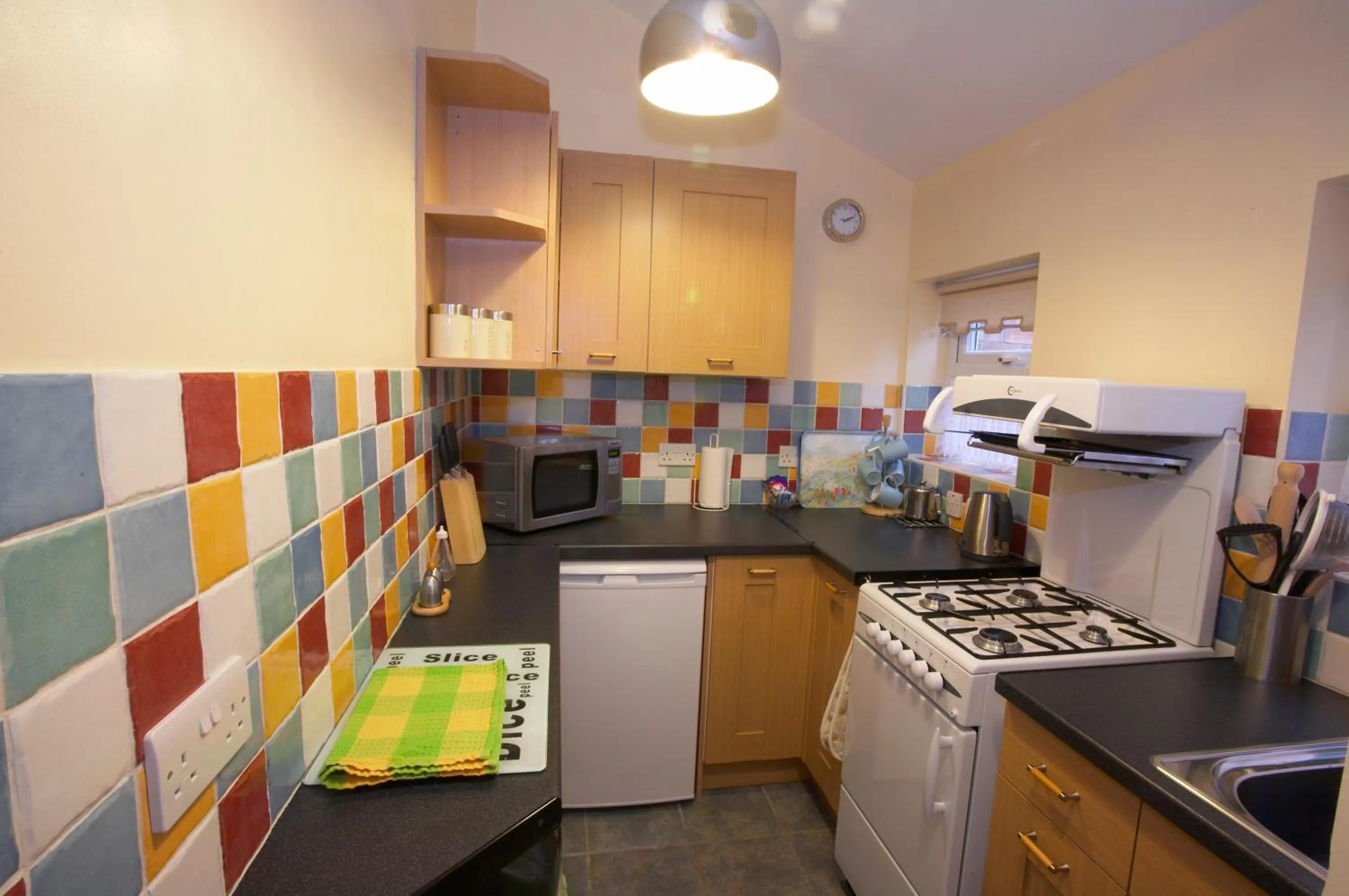 Kitchen or kitchenette in Saltburn Holidays Primrose Cottage