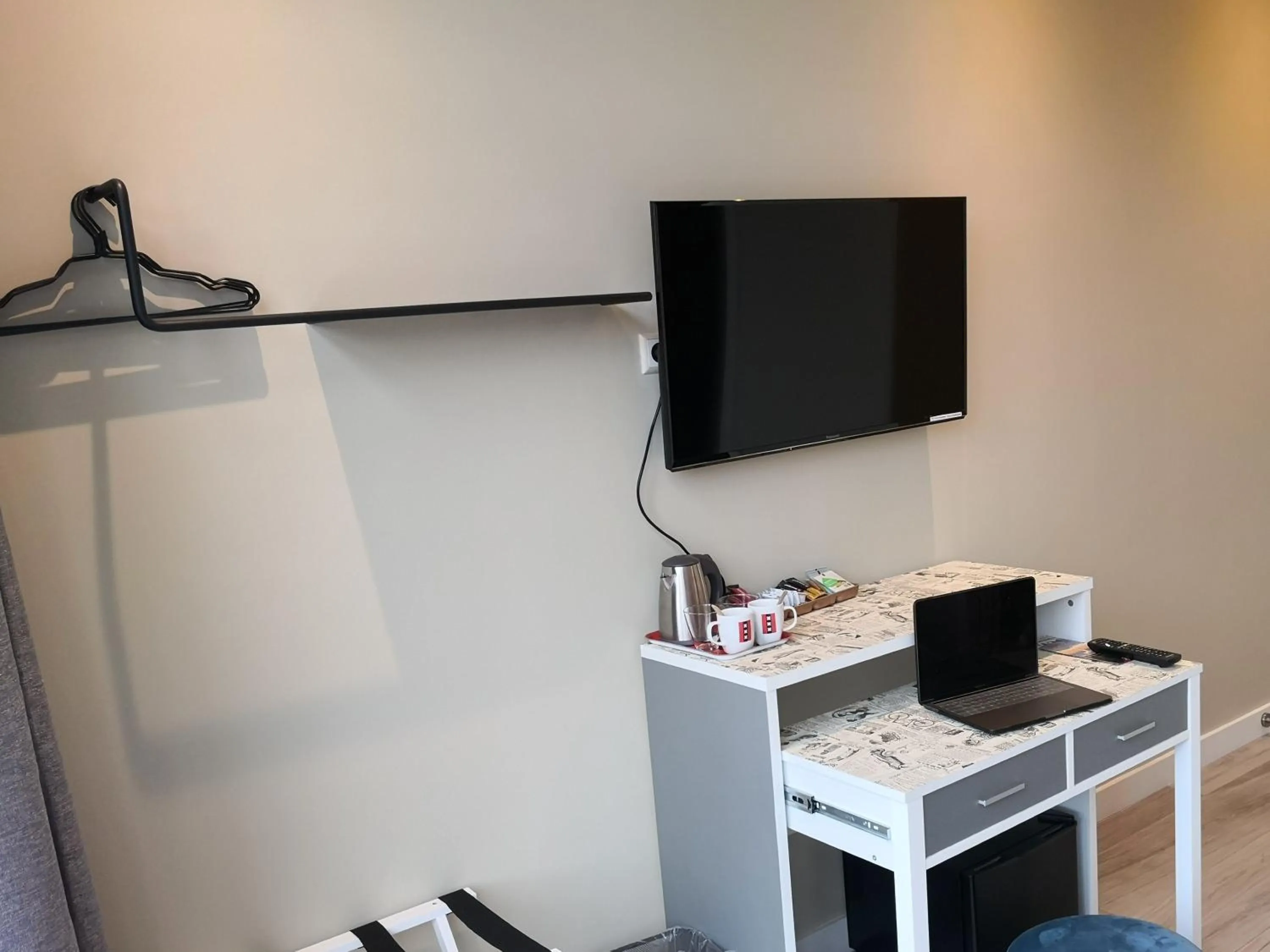 Photo of the whole room in RoomWest