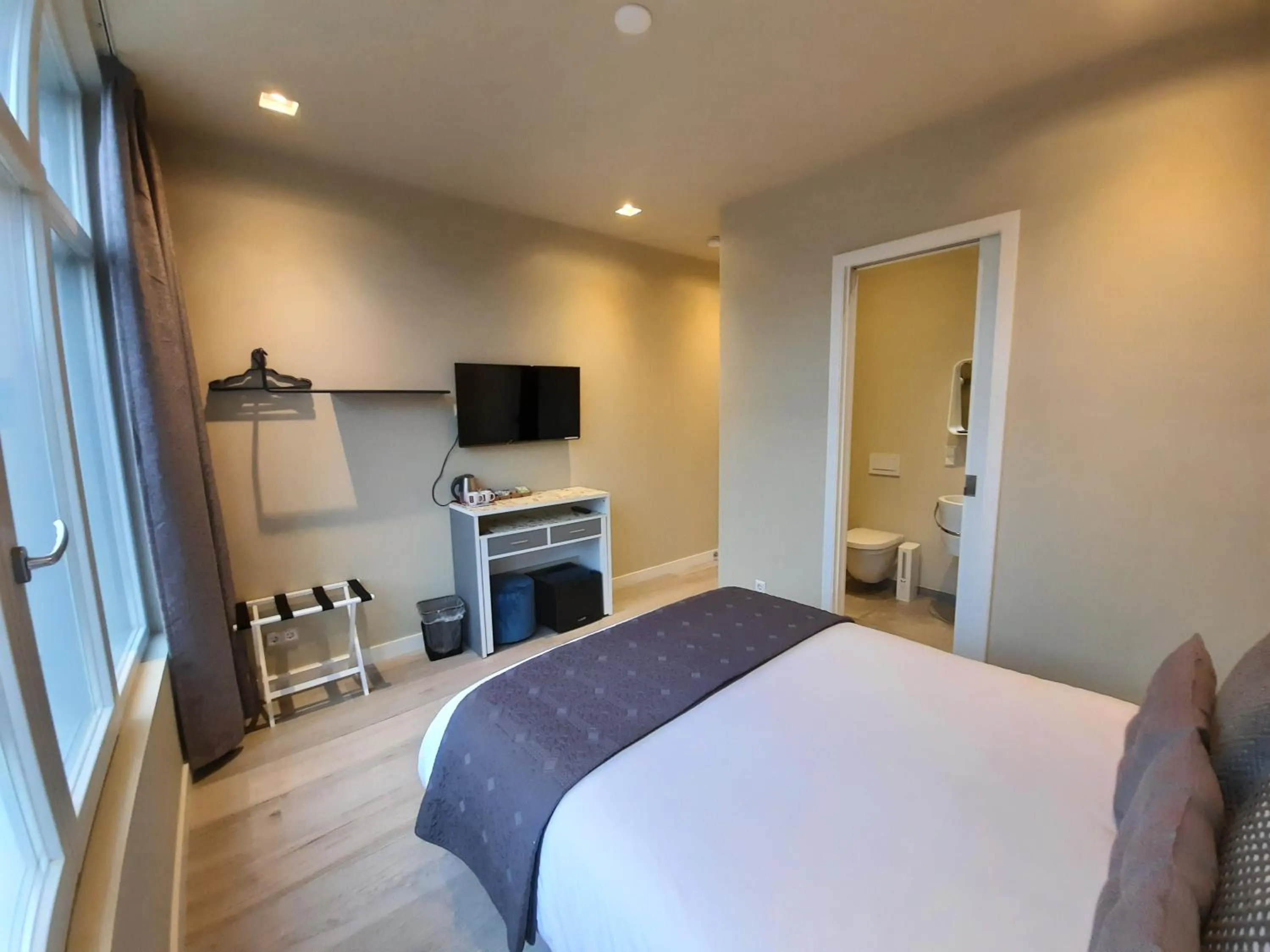 Photo of the whole room, Bed in RoomWest