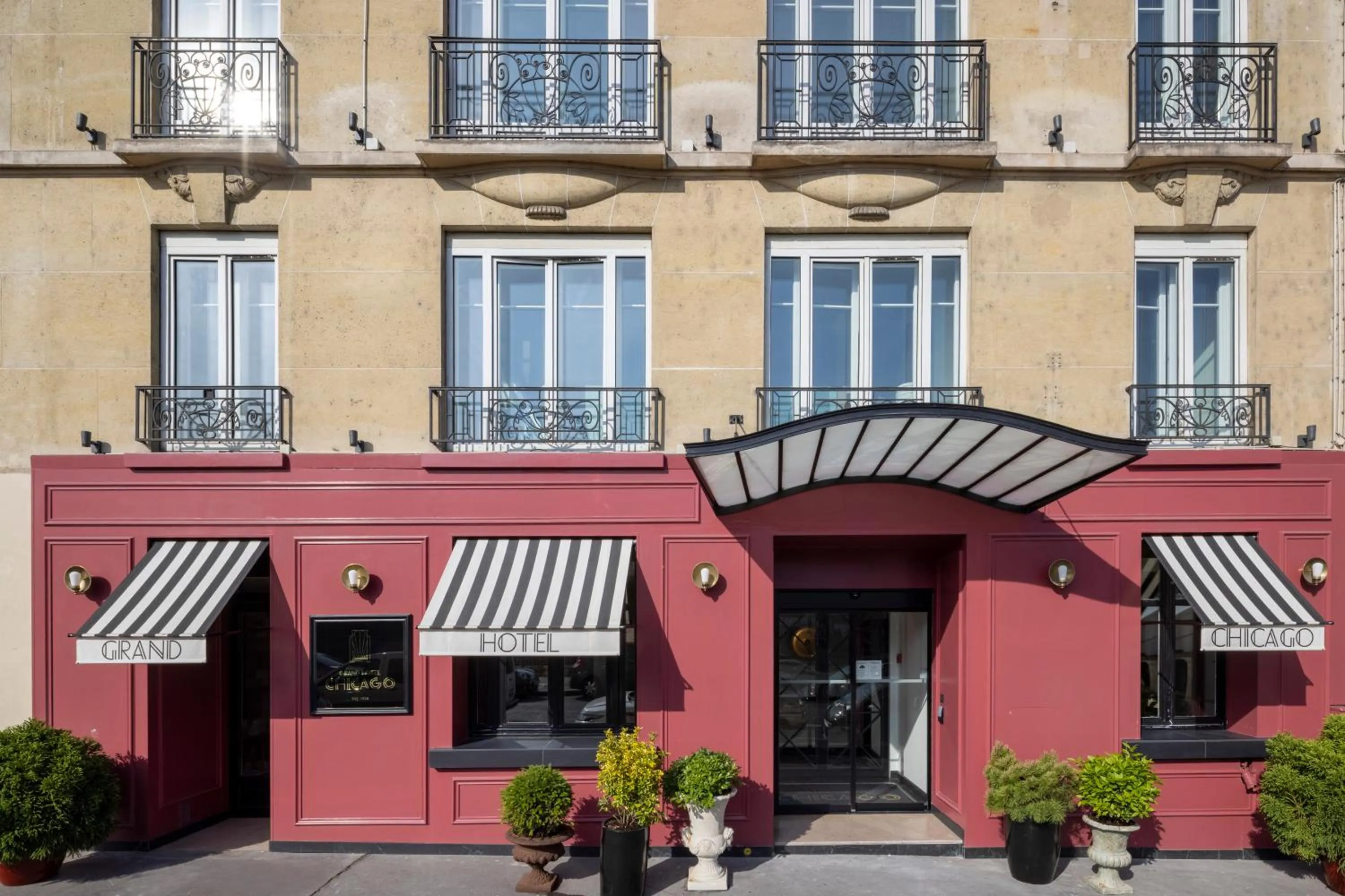 Facade/entrance in Grand Hôtel Chicago