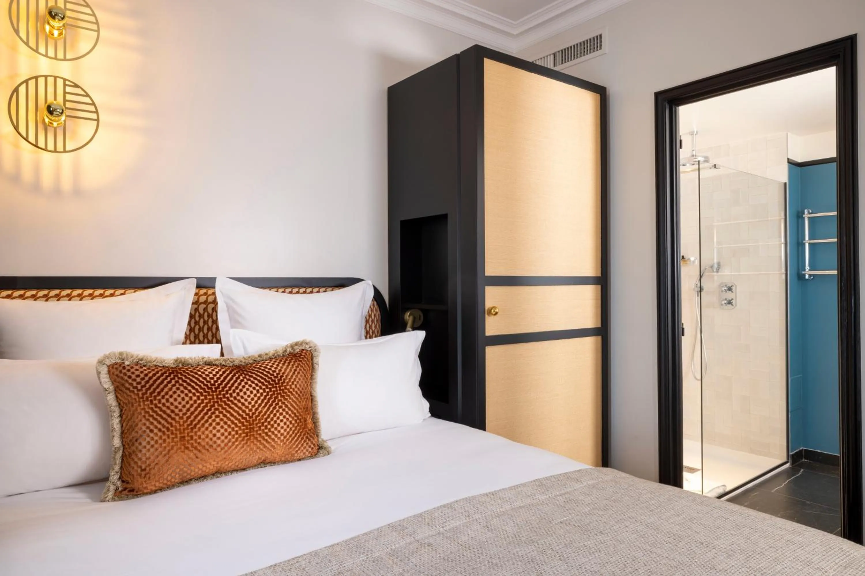 Photo of the whole room, Bed in Grand Hôtel Chicago