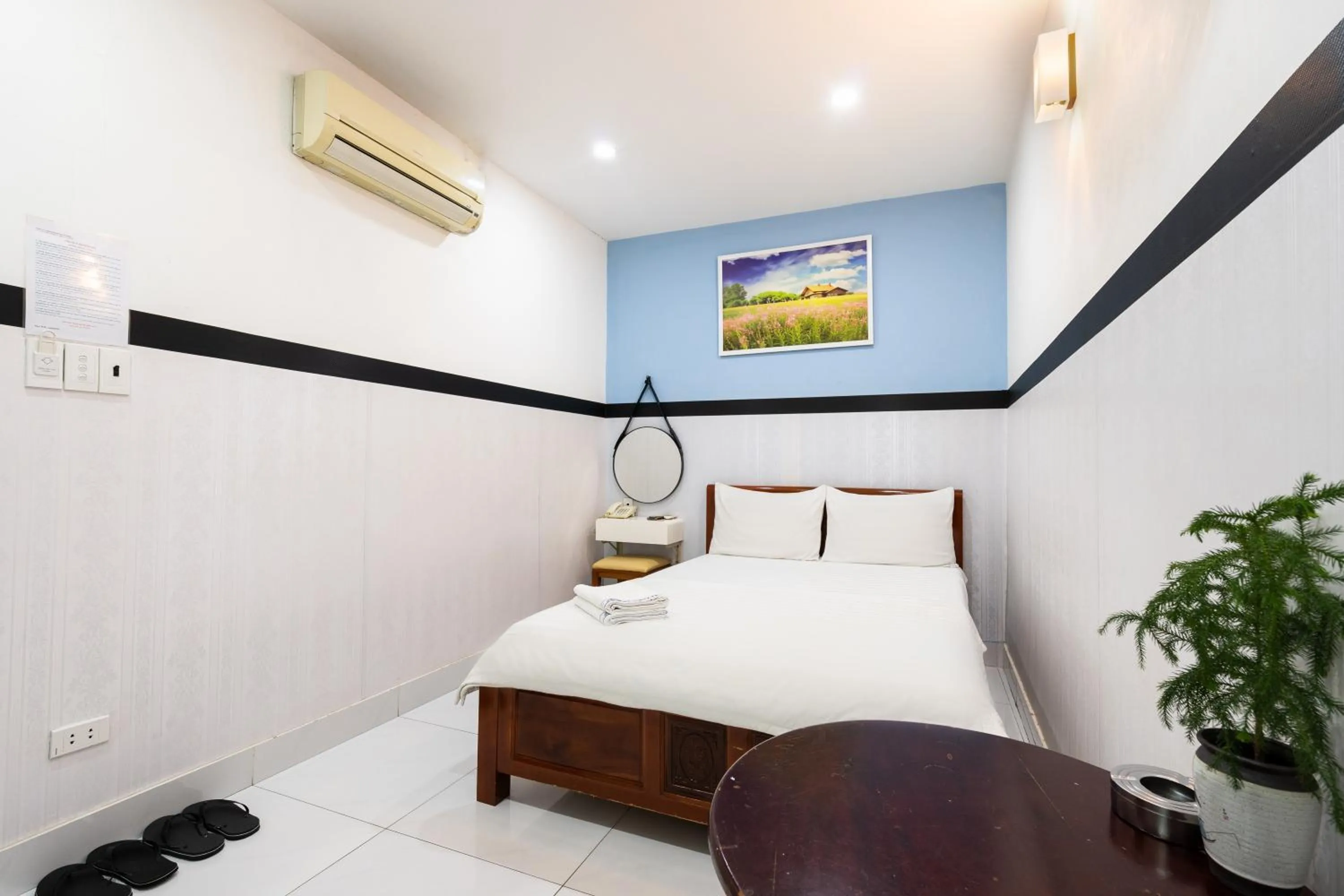 Bedroom, Bed in Lam Sơn Hotel