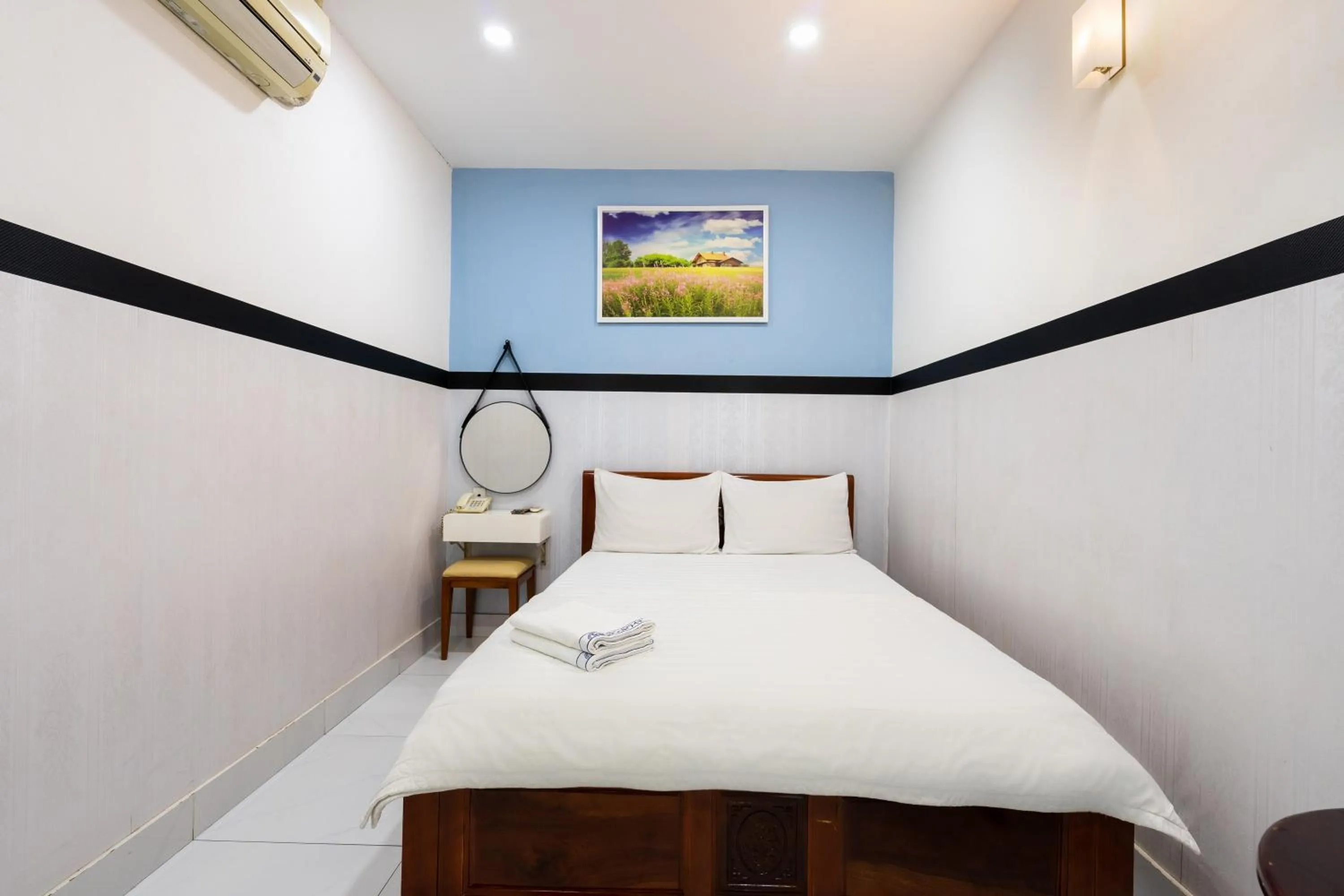 Bedroom, Bed in Lam Sơn Hotel