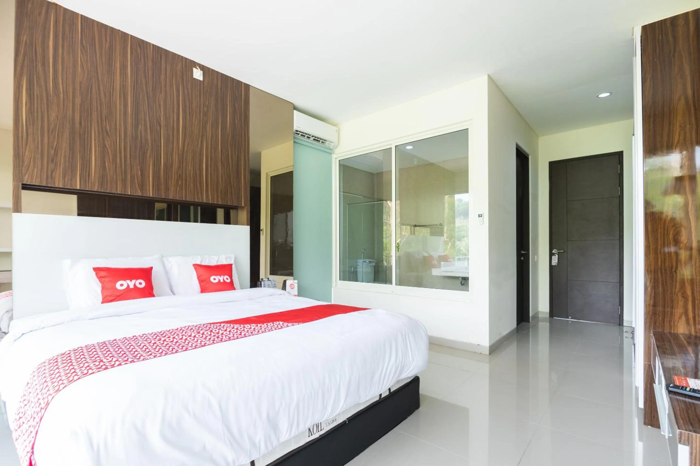 Bedroom, Bed in OYO 2001 Taman Dayu Villa Golf View