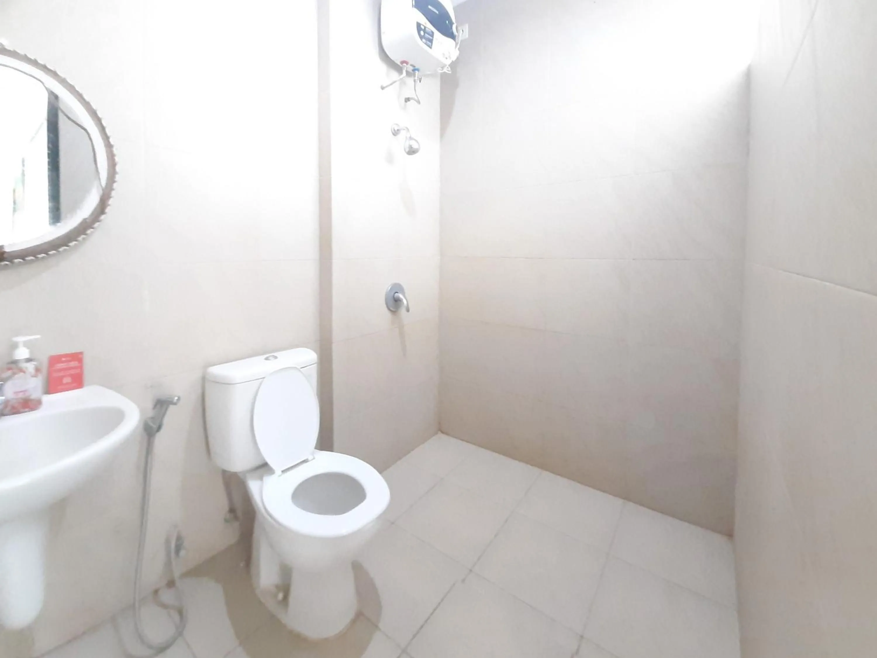 Bathroom in RedDoorz at Villa Taman Dayu Pandaan 2