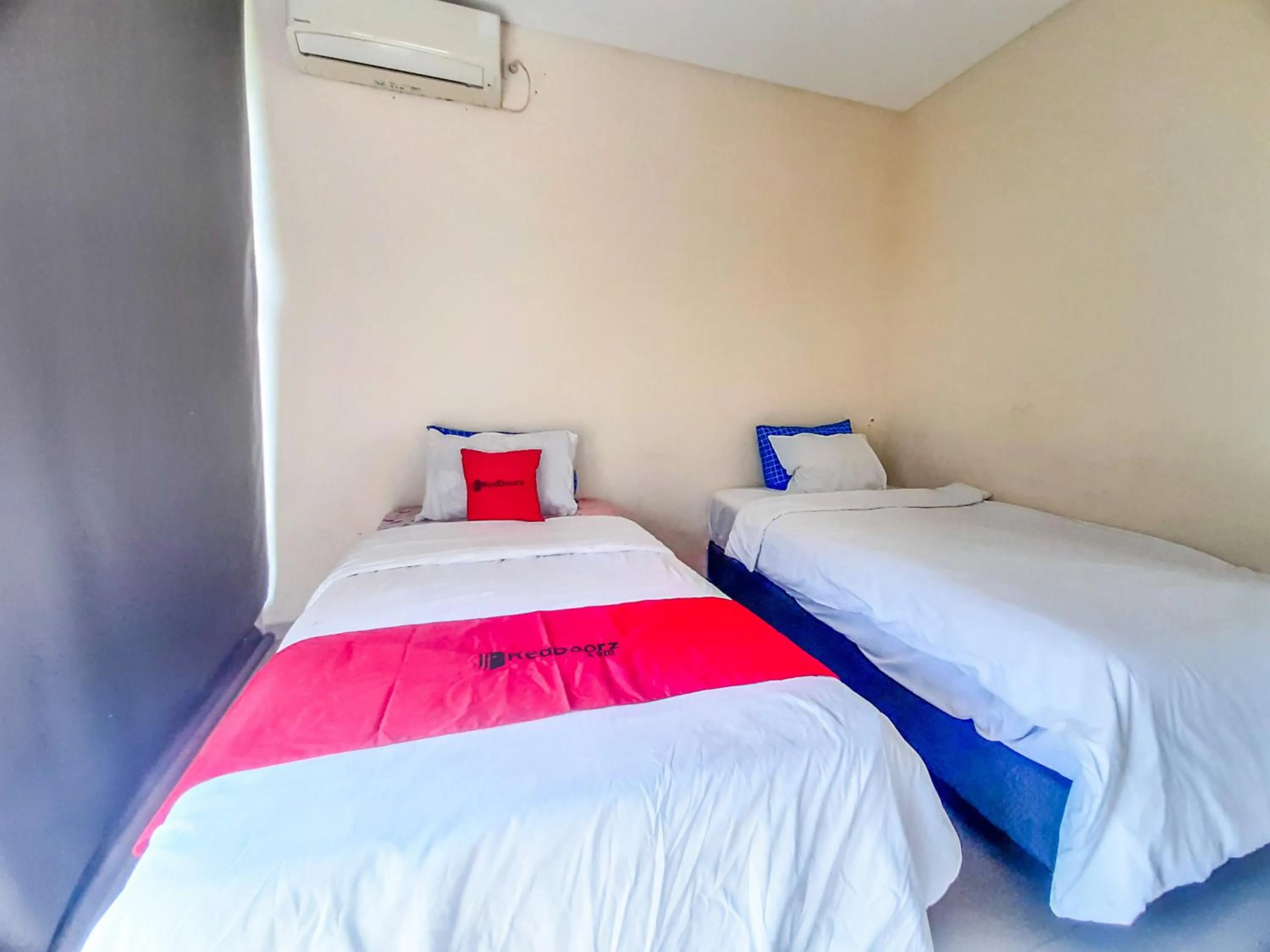 Bedroom in RedDoorz at Villa Taman Dayu Pandaan 2