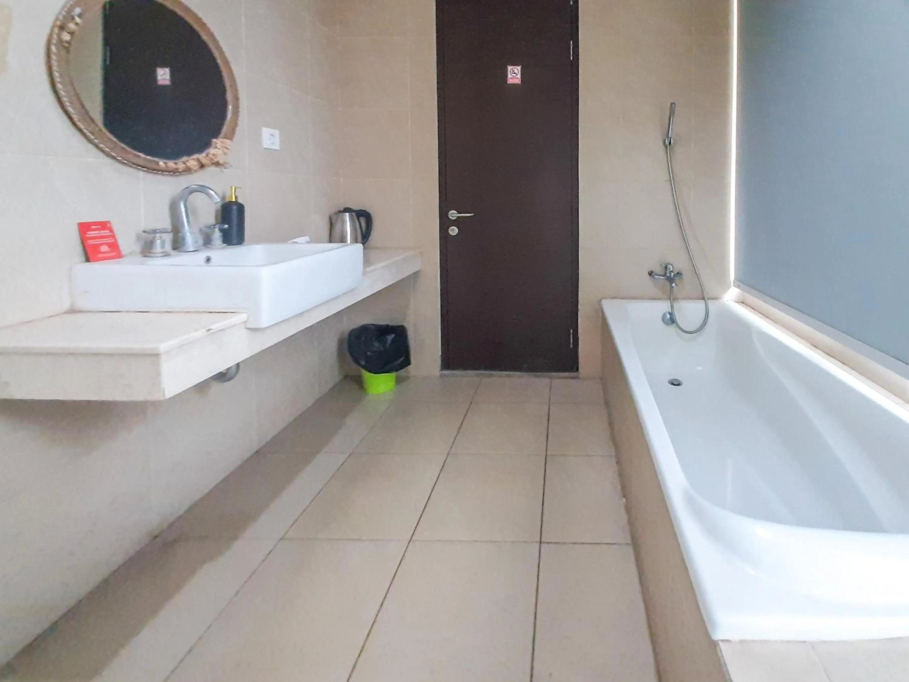 Bathroom in RedDoorz at Villa Taman Dayu Pandaan 2