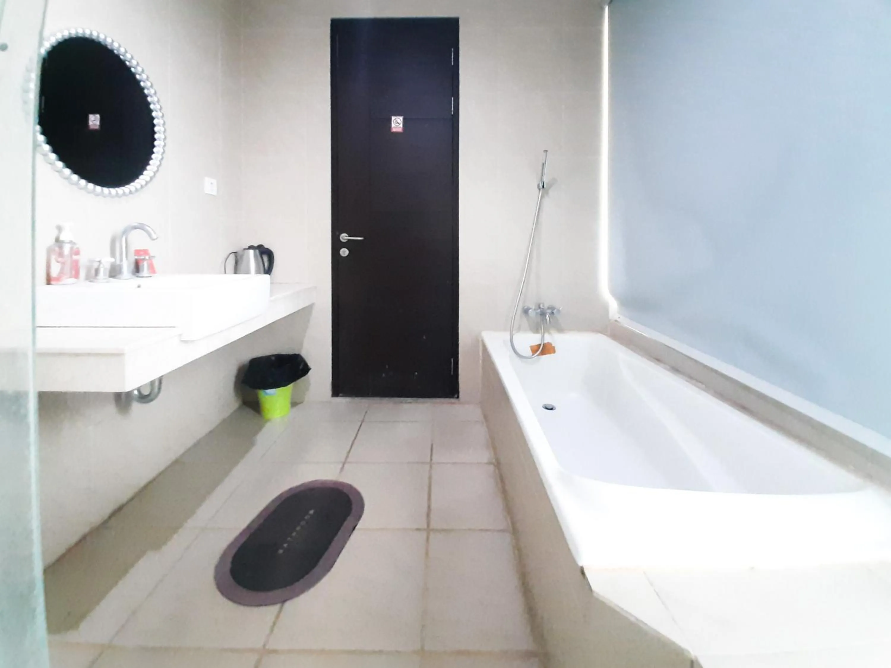 Bathroom in RedDoorz at Villa Taman Dayu Pandaan 2