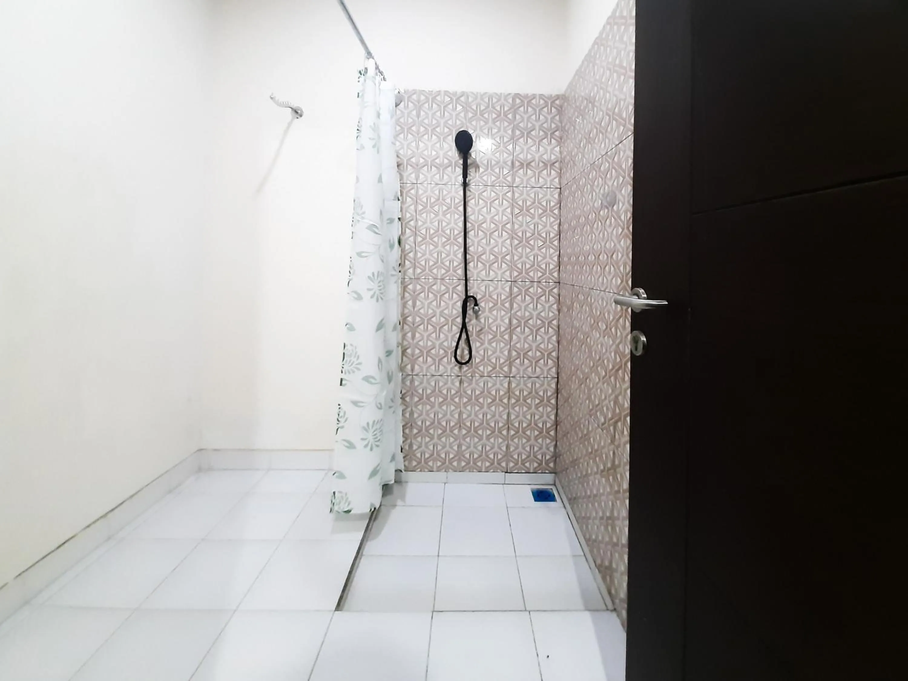 Bathroom in RedDoorz at Villa Taman Dayu Pandaan 2