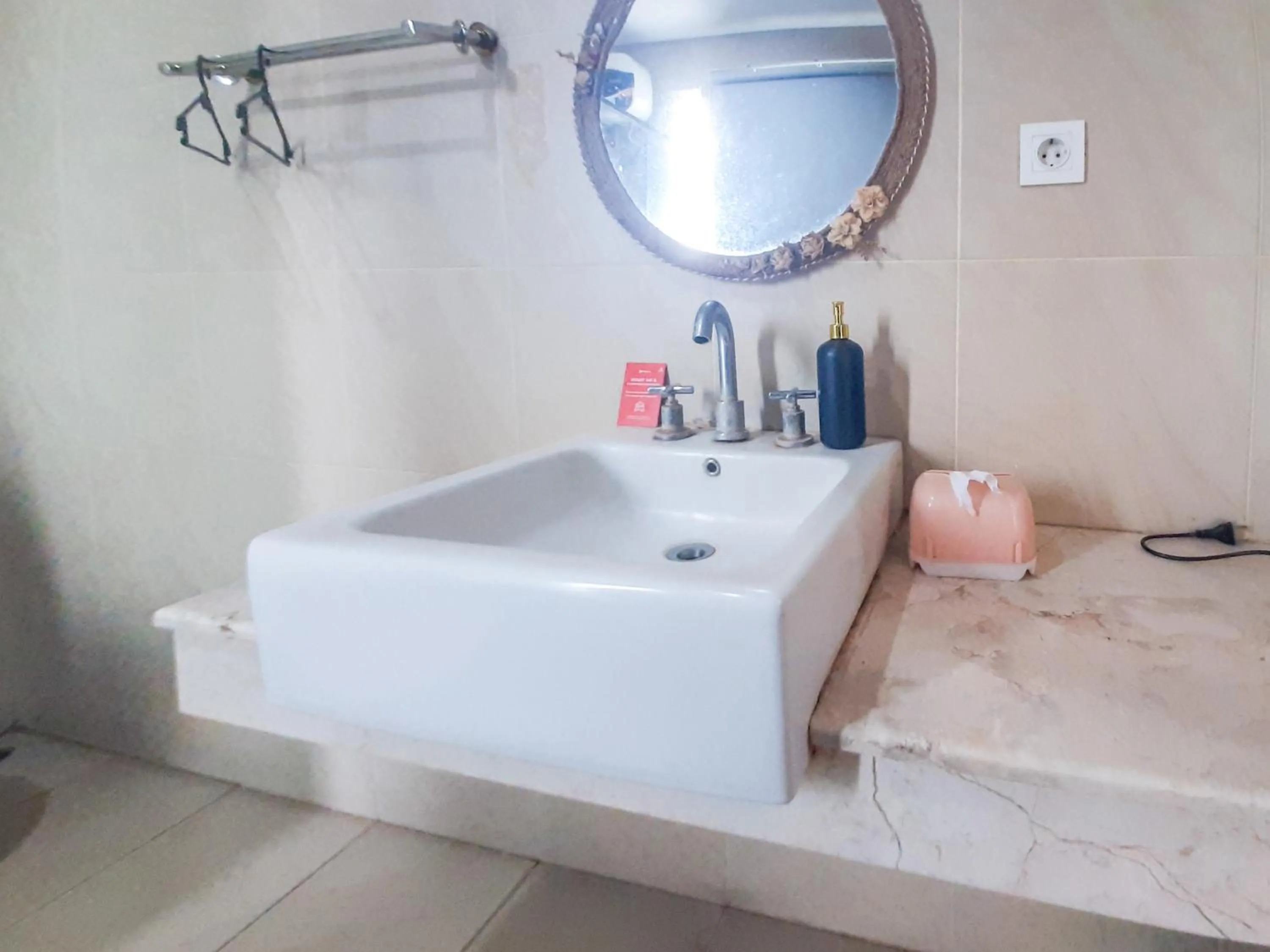 Bathroom in RedDoorz at Villa Taman Dayu Pandaan 2