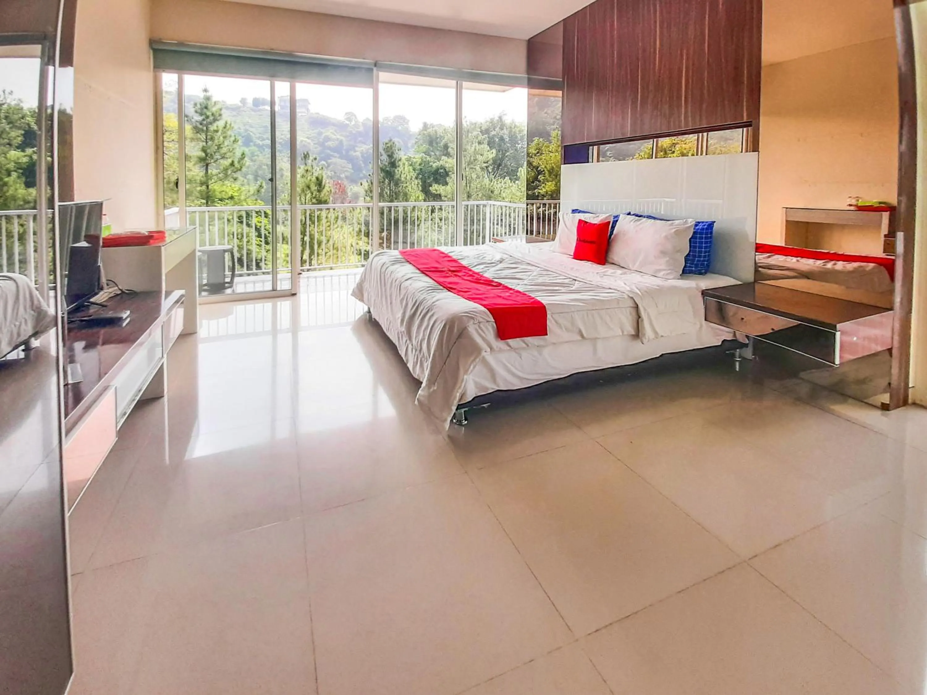 Bedroom in RedDoorz at Villa Taman Dayu Pandaan 2