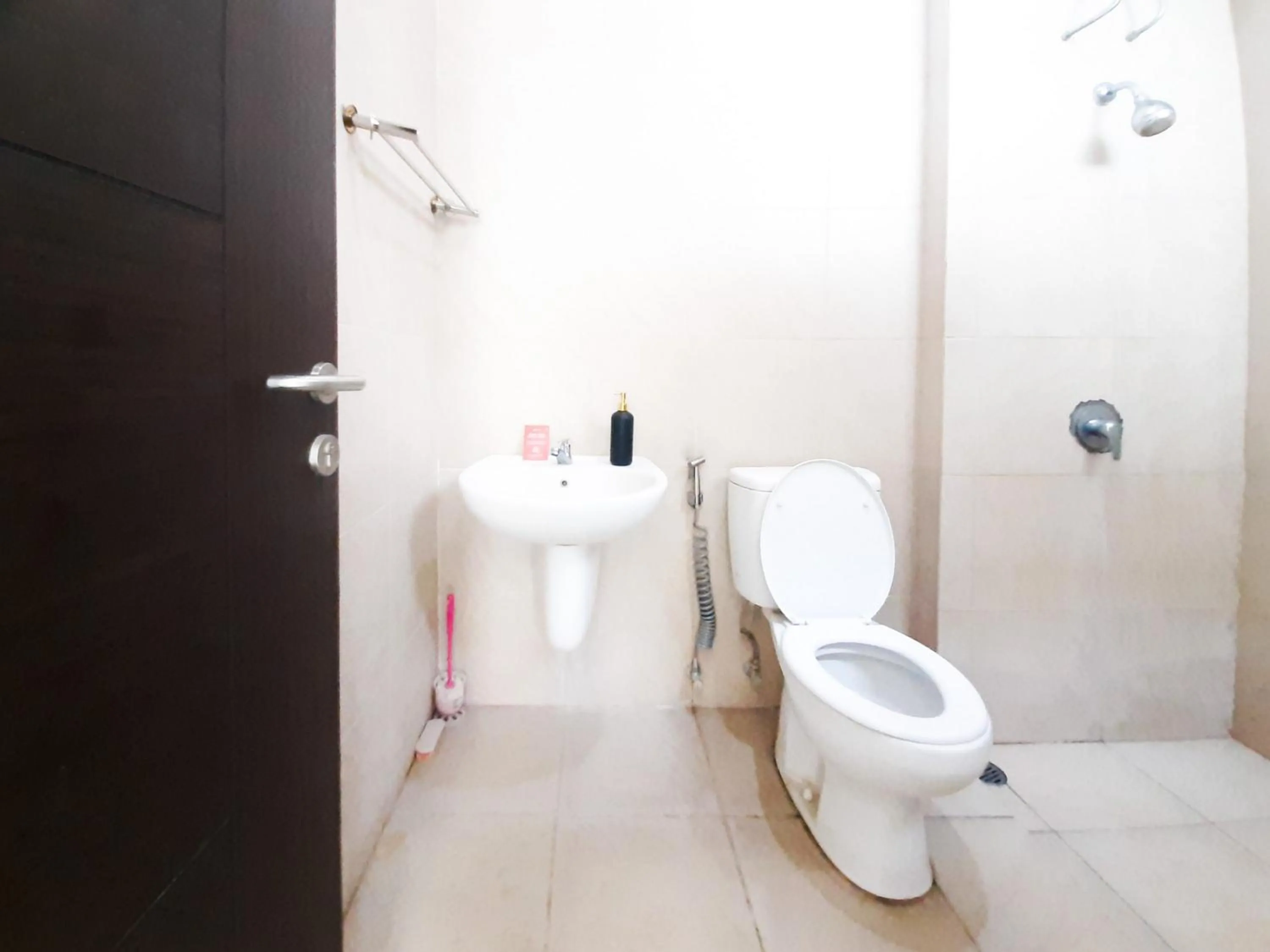 Bathroom in RedDoorz at Villa Taman Dayu Pandaan 2