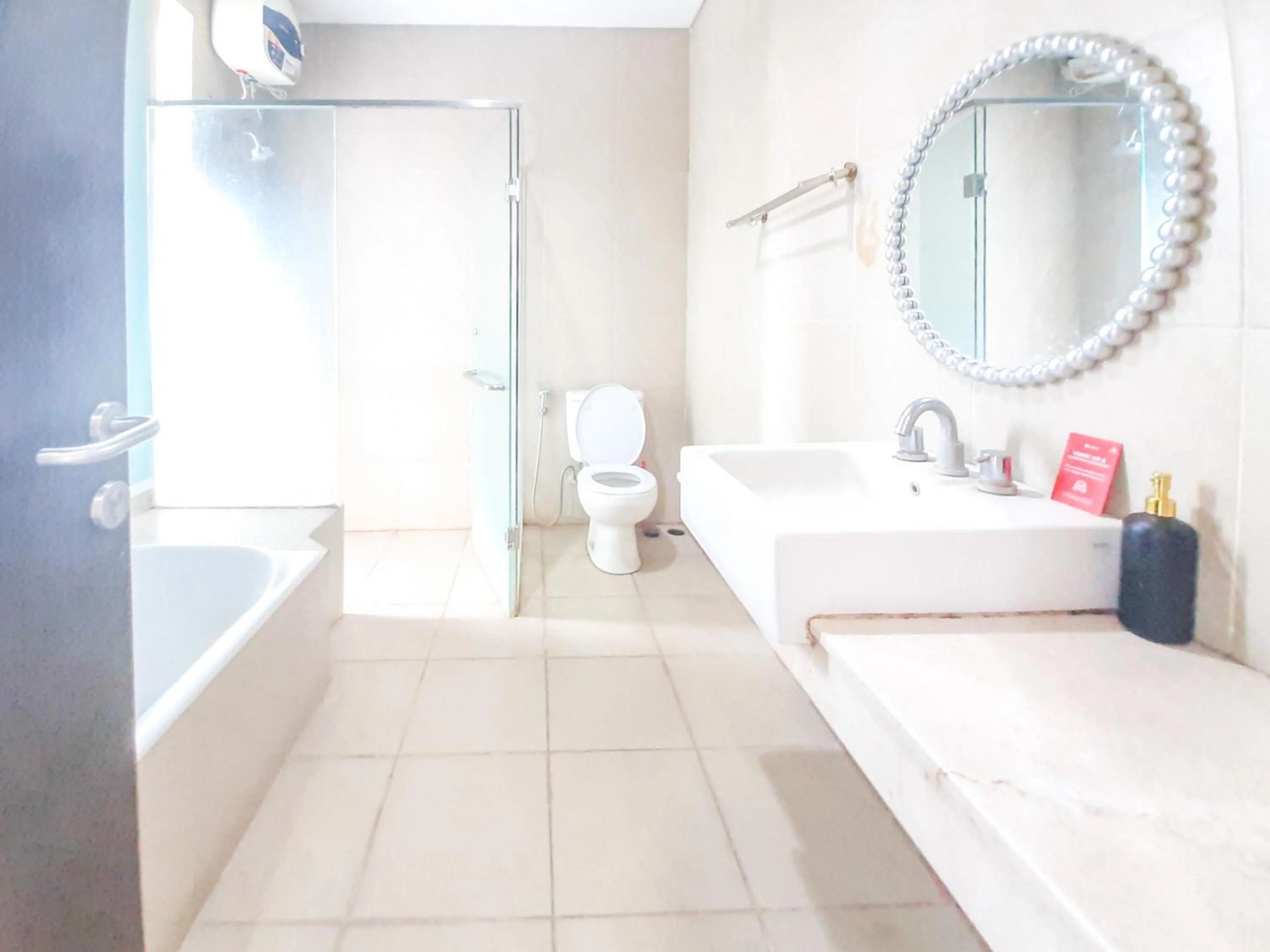 Bathroom in RedDoorz at Villa Taman Dayu Pandaan 2