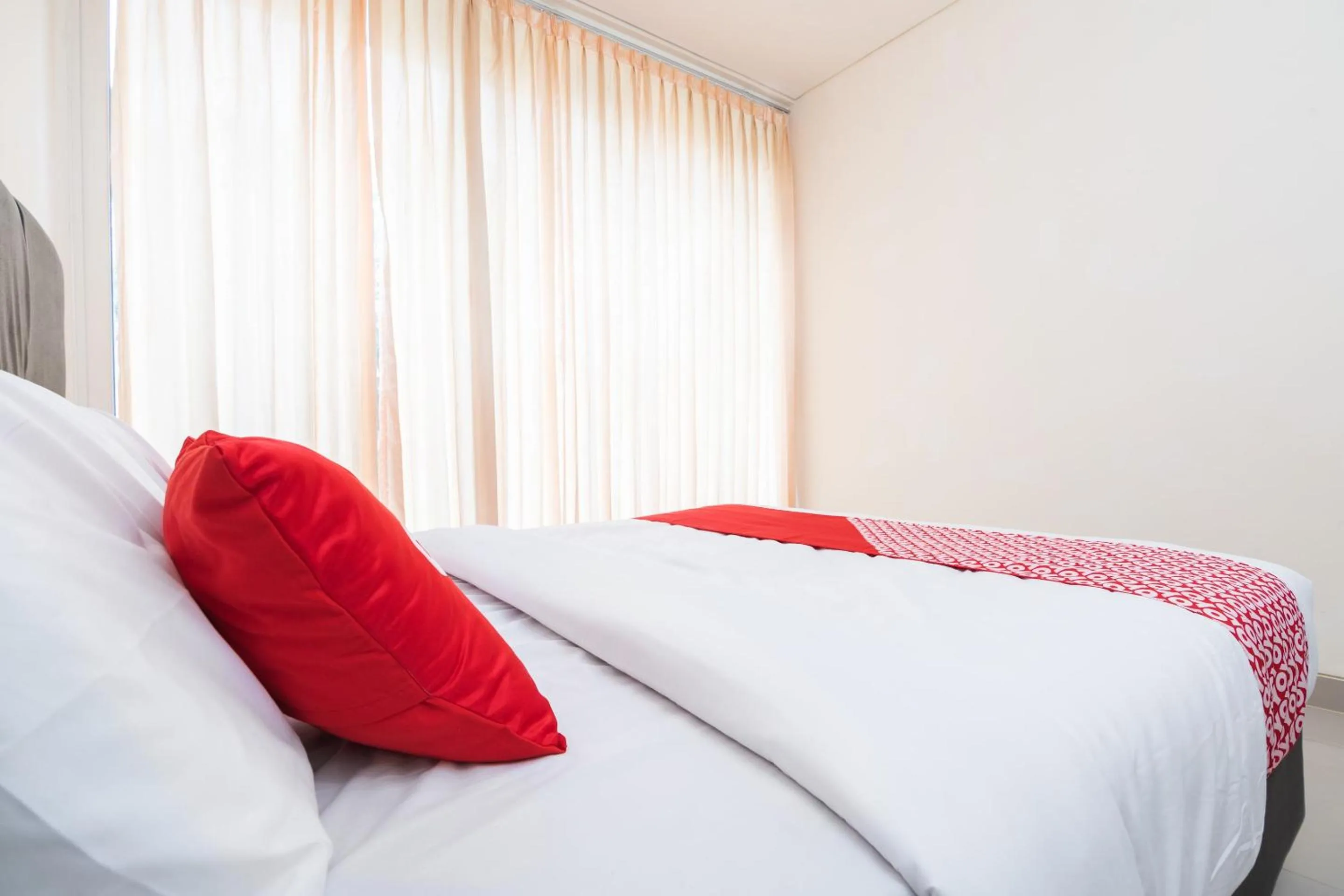 Bedroom, Bed in OYO 2001 Taman Dayu Villa Golf View