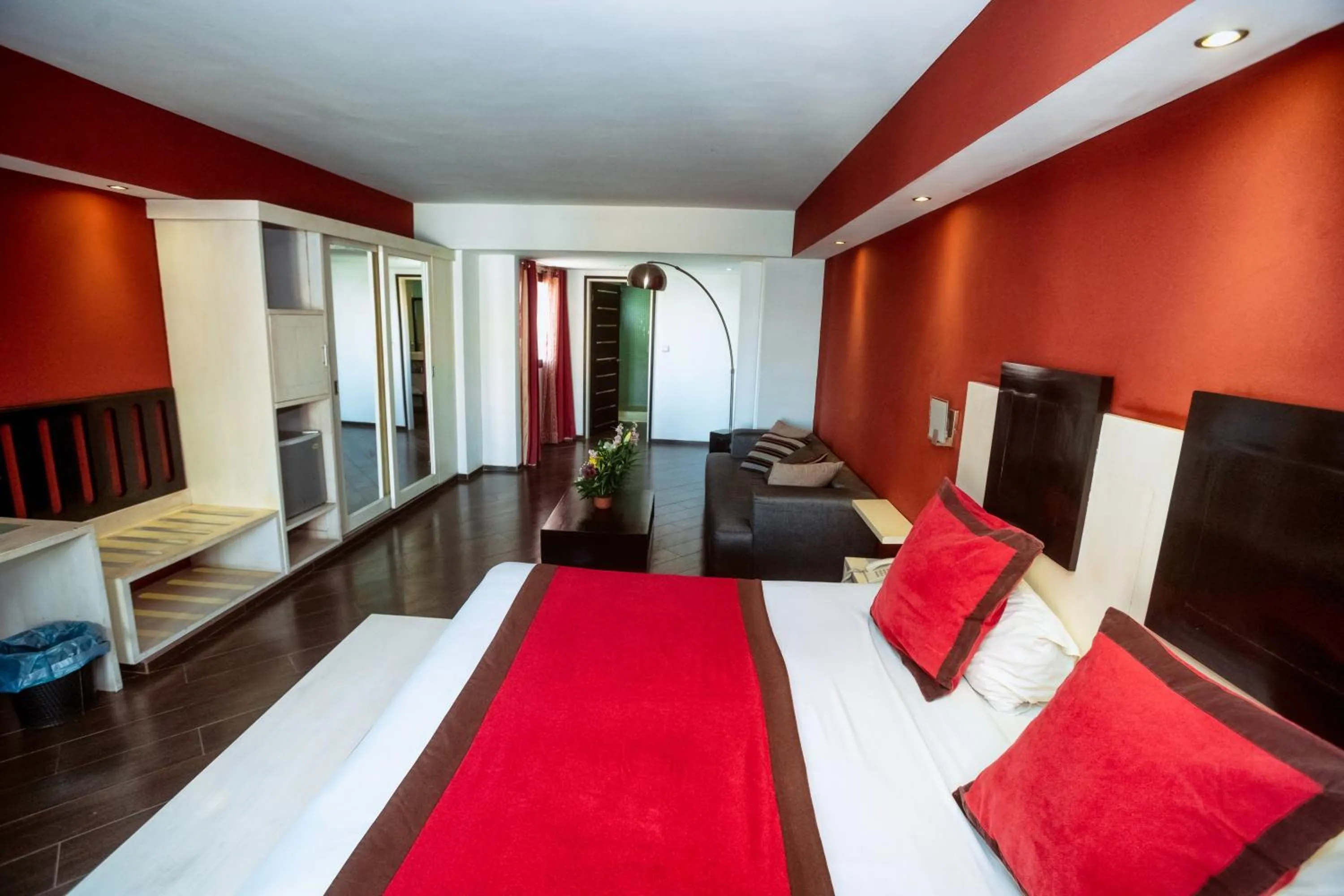 Photo of the whole room, Bed in Café de Rome