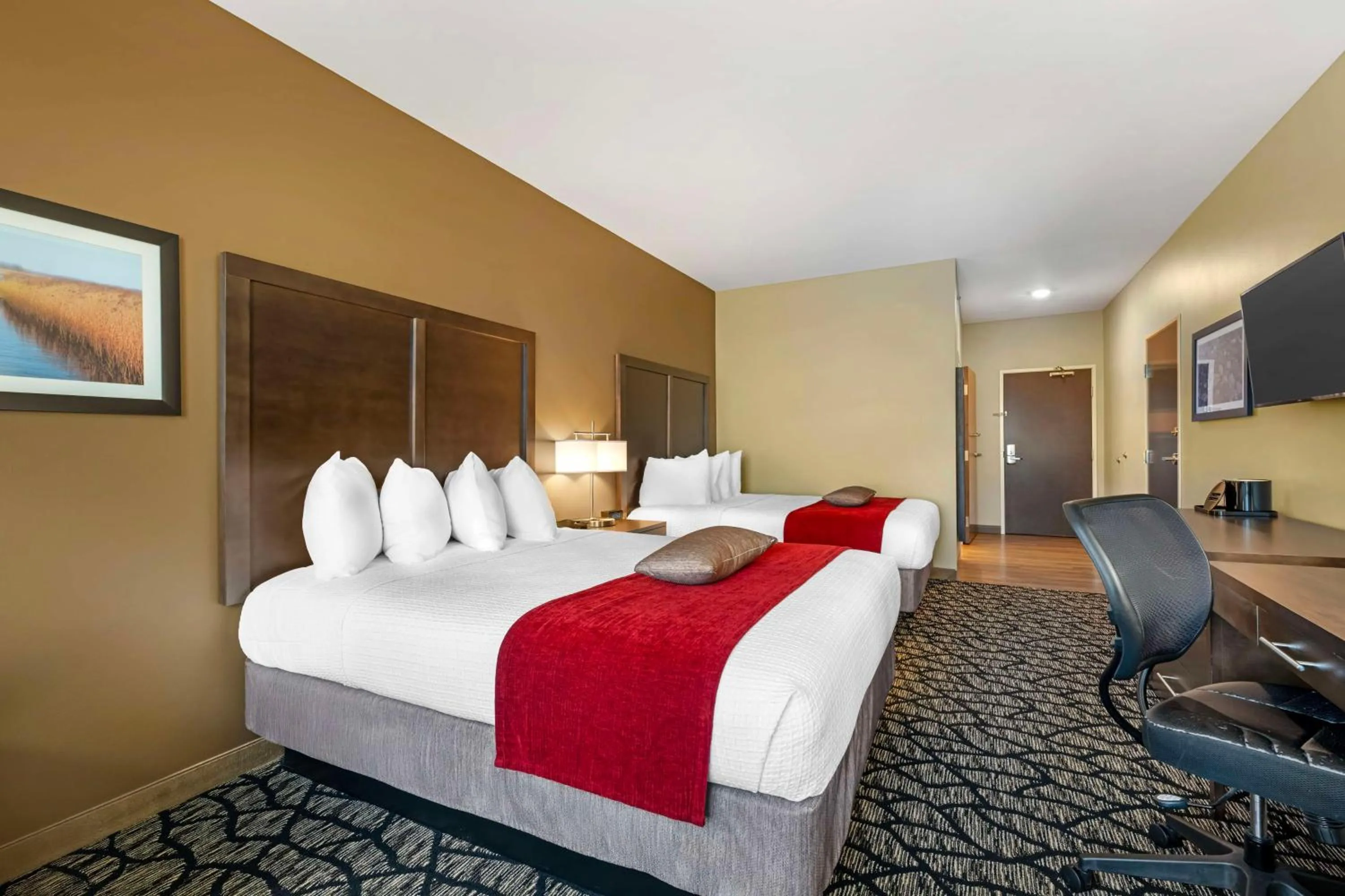 Bedroom, Bed in Best Western Plus Lakeview Hotel