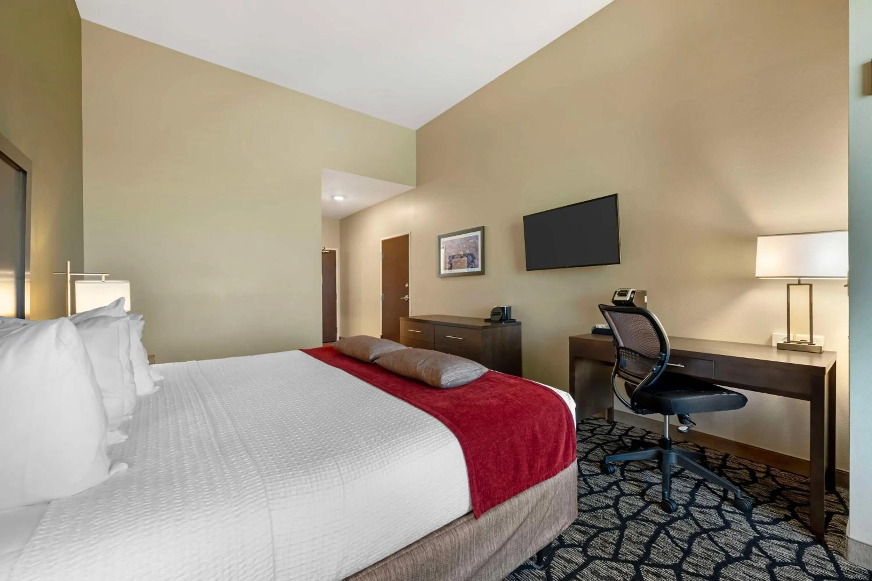 Bedroom, Bed in Best Western Plus Lakeview Hotel