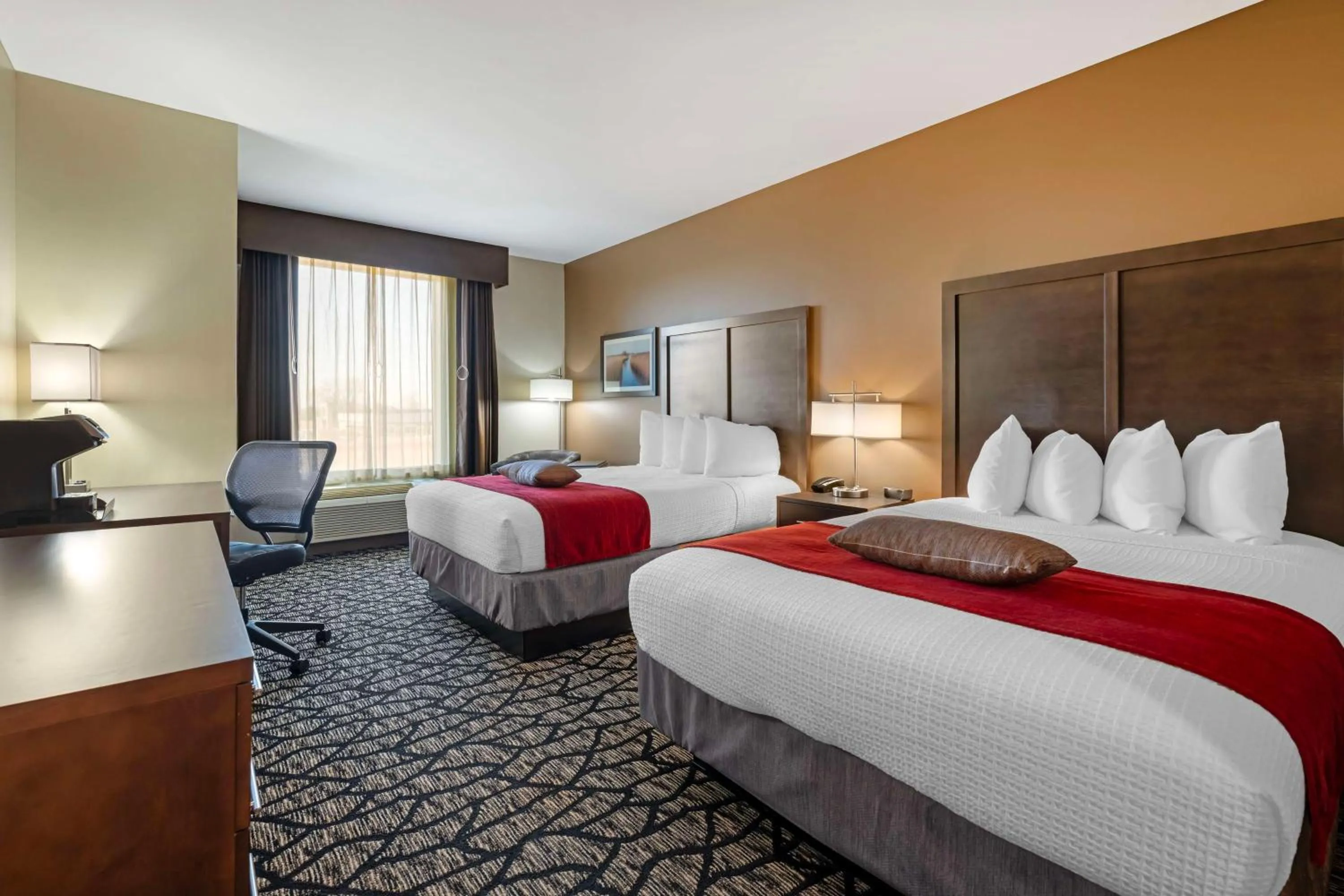 Bedroom, Bed in Best Western Plus Lakeview Hotel