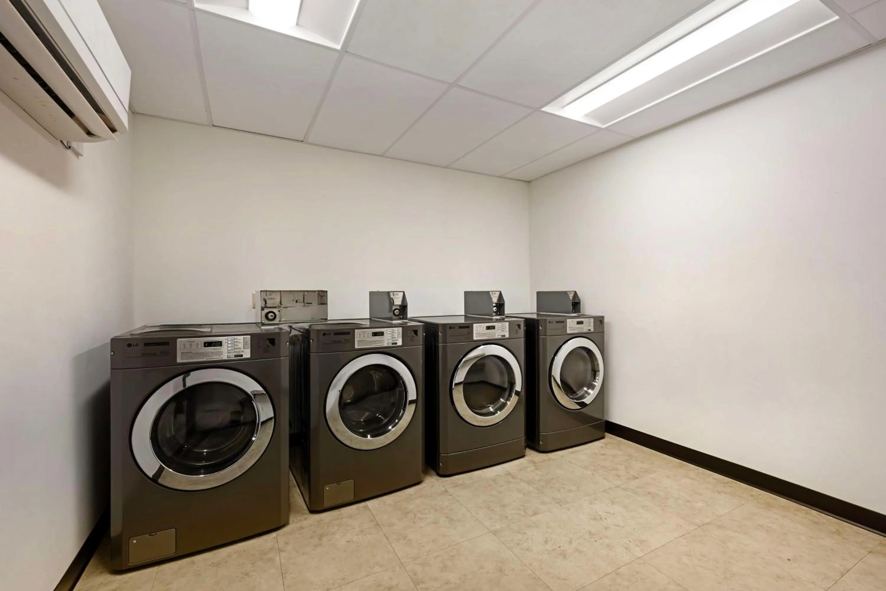 Property building in Best Western Plus Lakeview Hotel