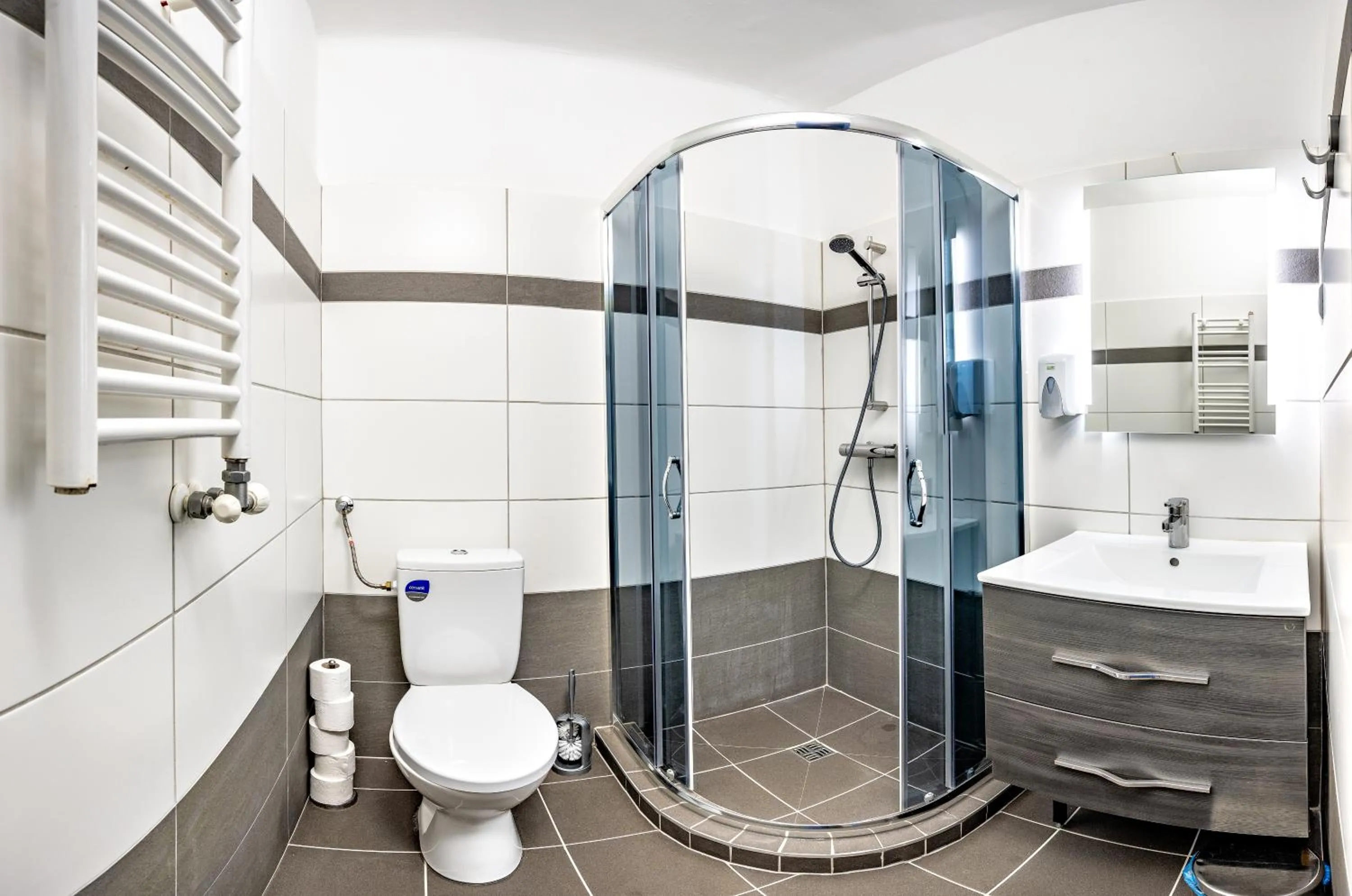 Shower in Island Hostel Budapest