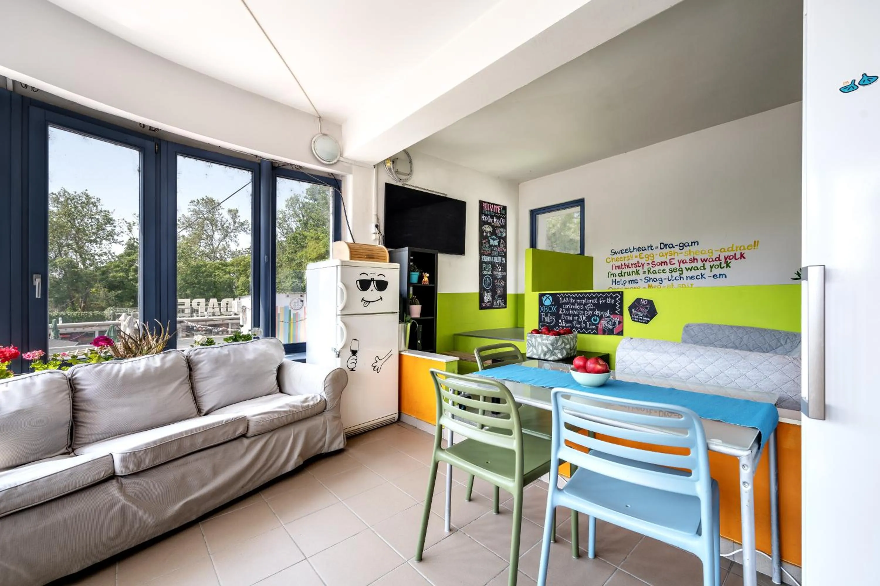 Communal lounge/ TV room in Island Hostel Budapest