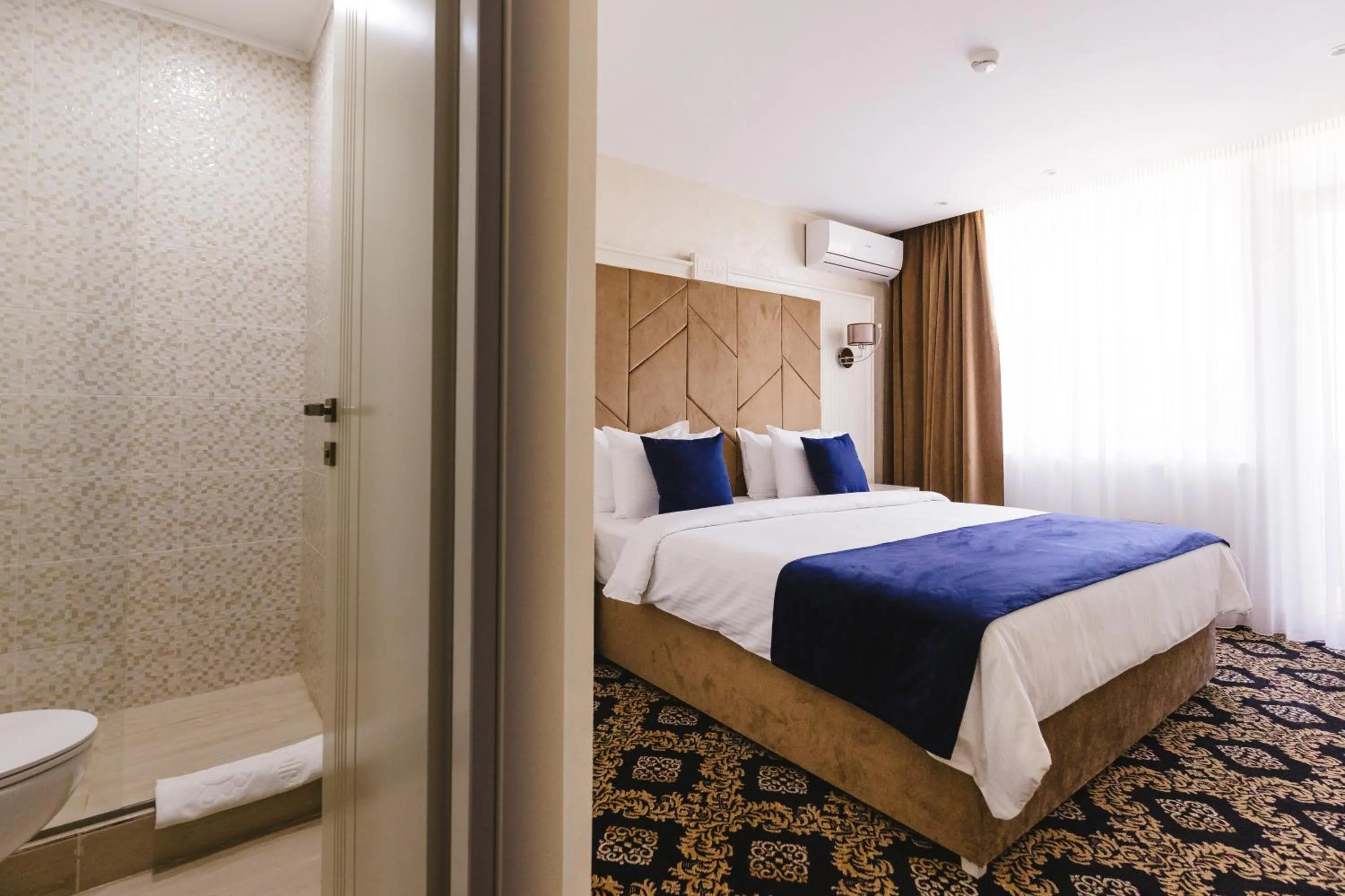 Bathroom, Bed in Hotel Belvedere