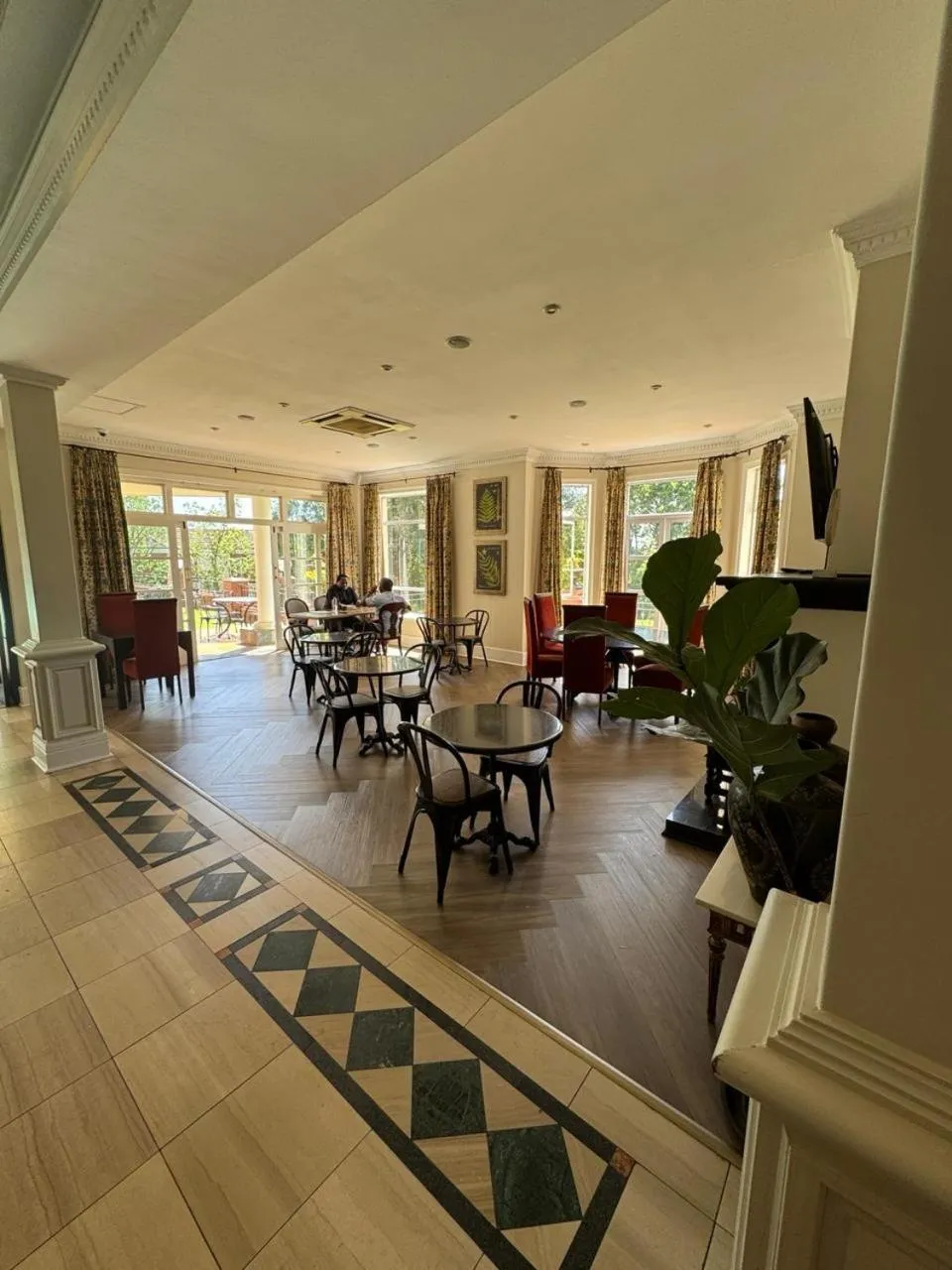 Restaurant/places to eat in Redlands Hotel