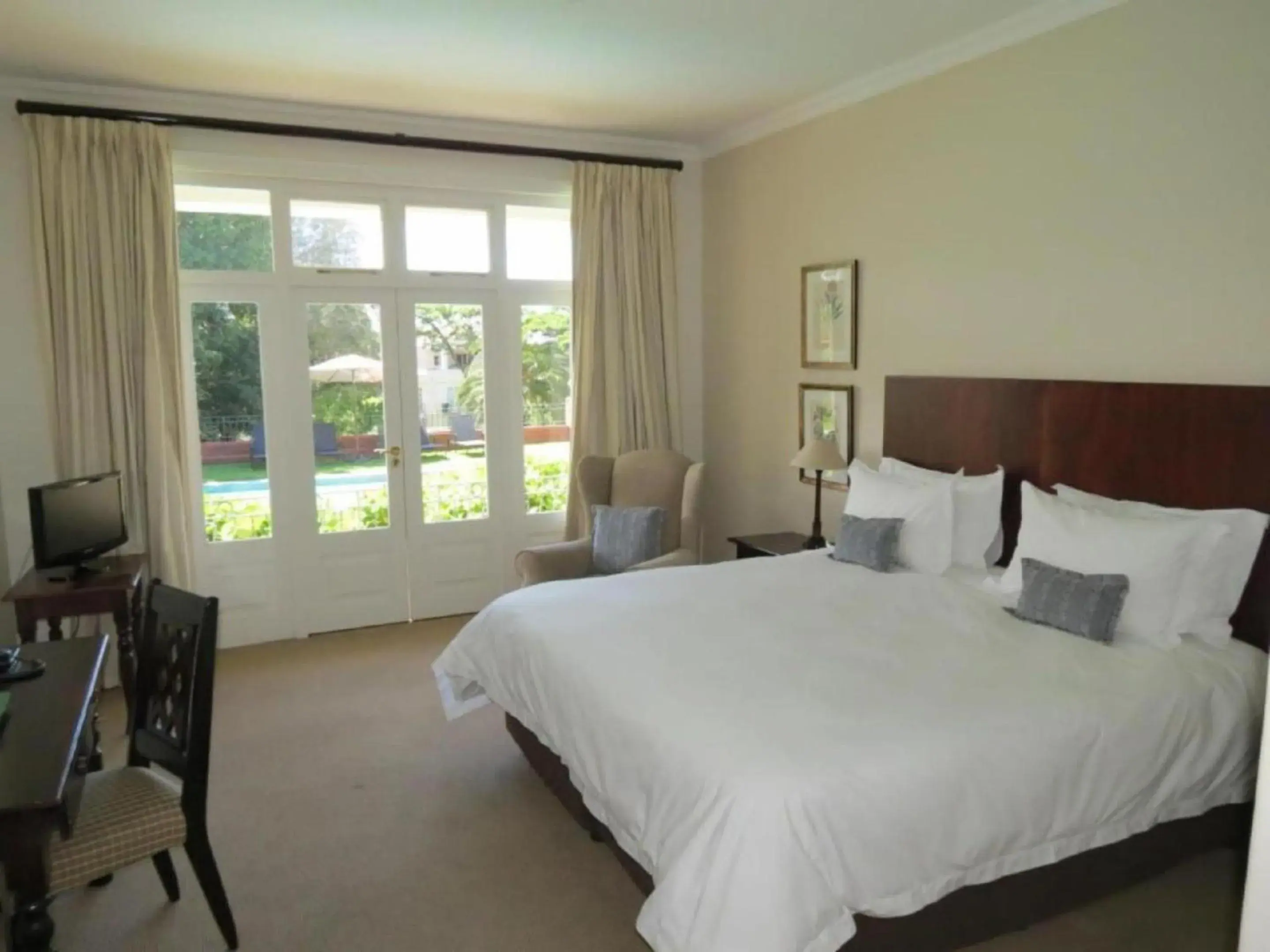 Deluxe King Suite - single occupancy in Redlands Hotel Deluxe King Suite - single occupancy in Redlands Hotel