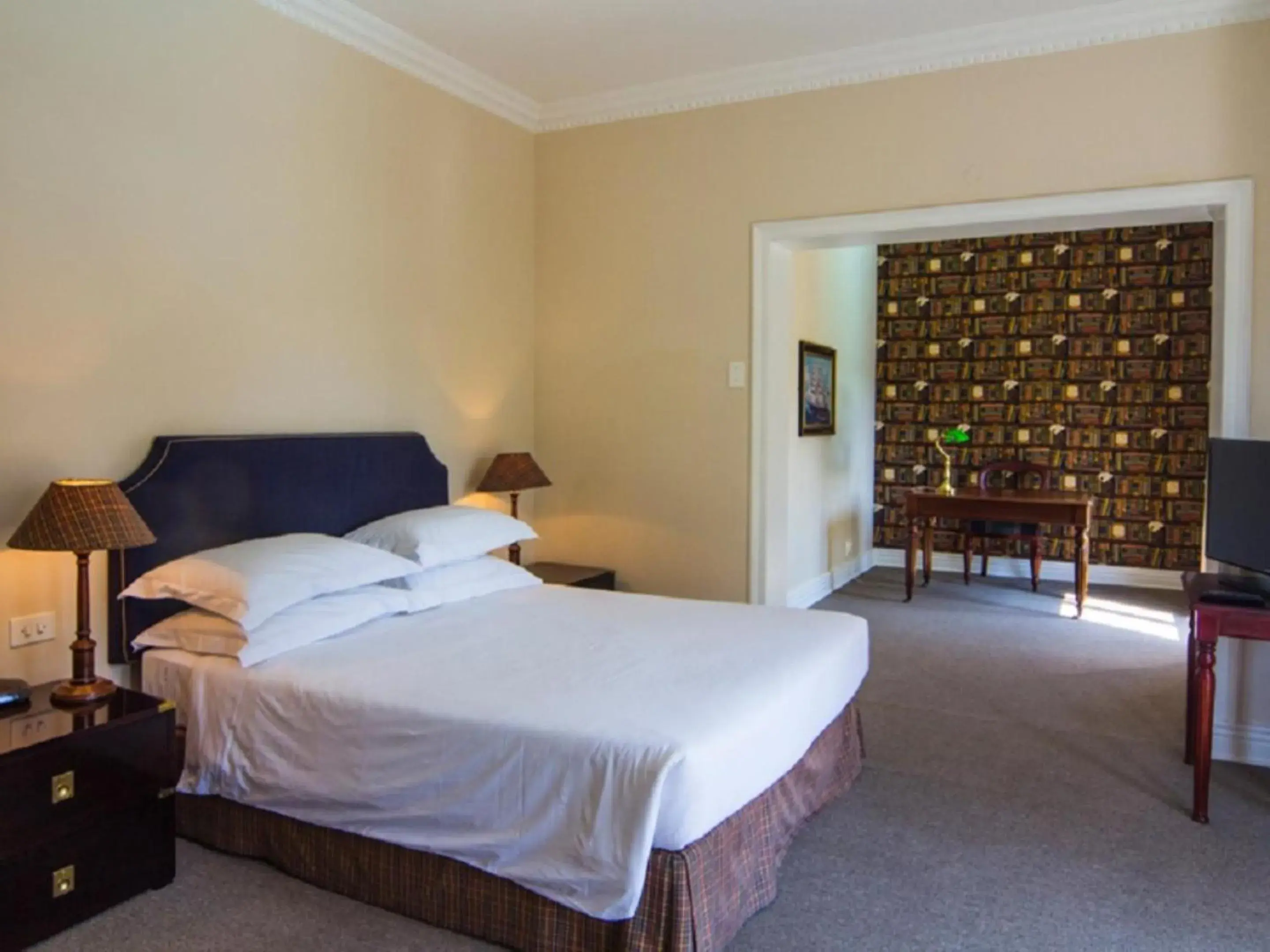 King Suite - single occupancy in Redlands Hotel King Suite - single occupancy in Redlands Hotel