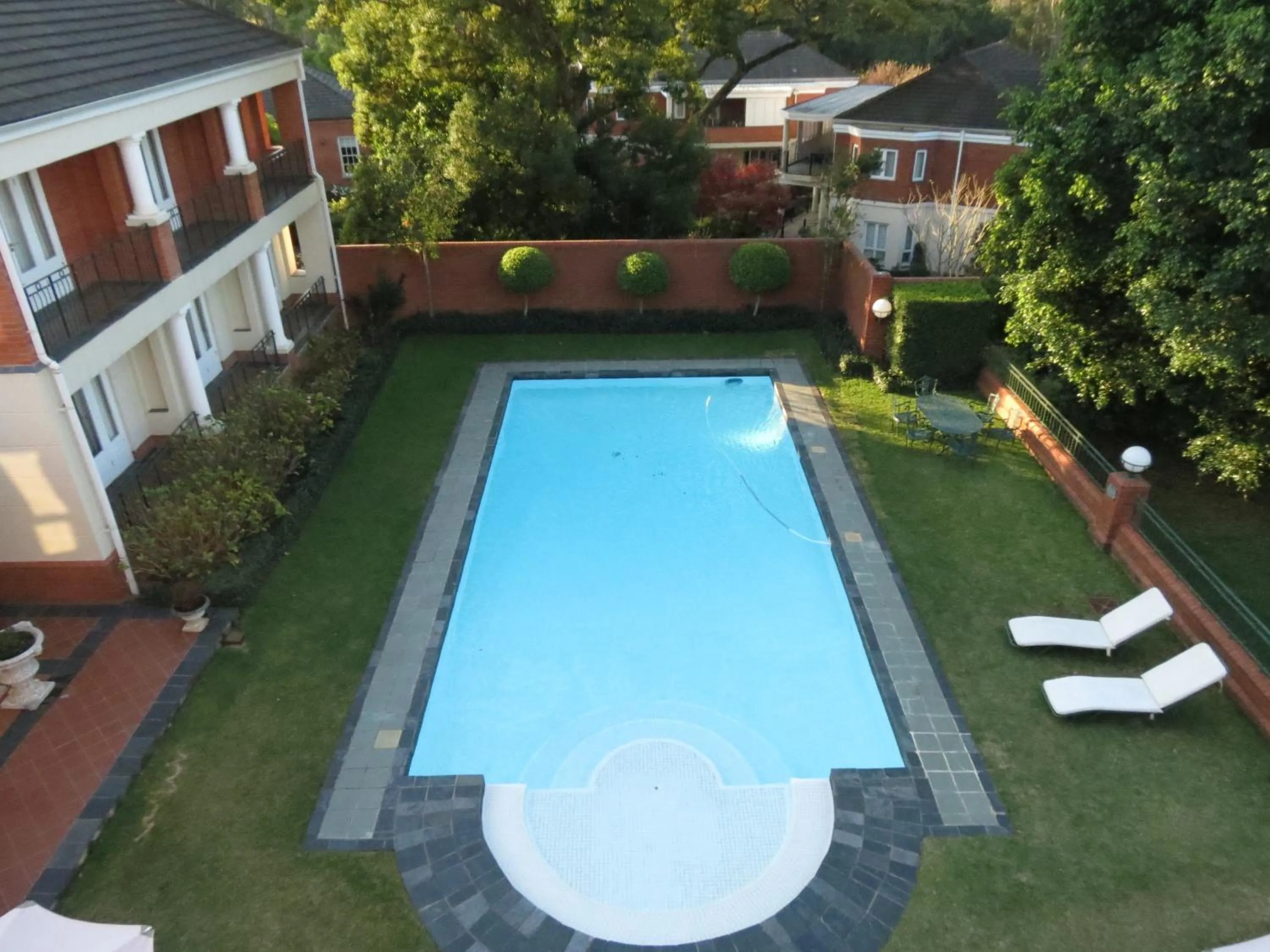 Swimming pool in Redlands Hotel