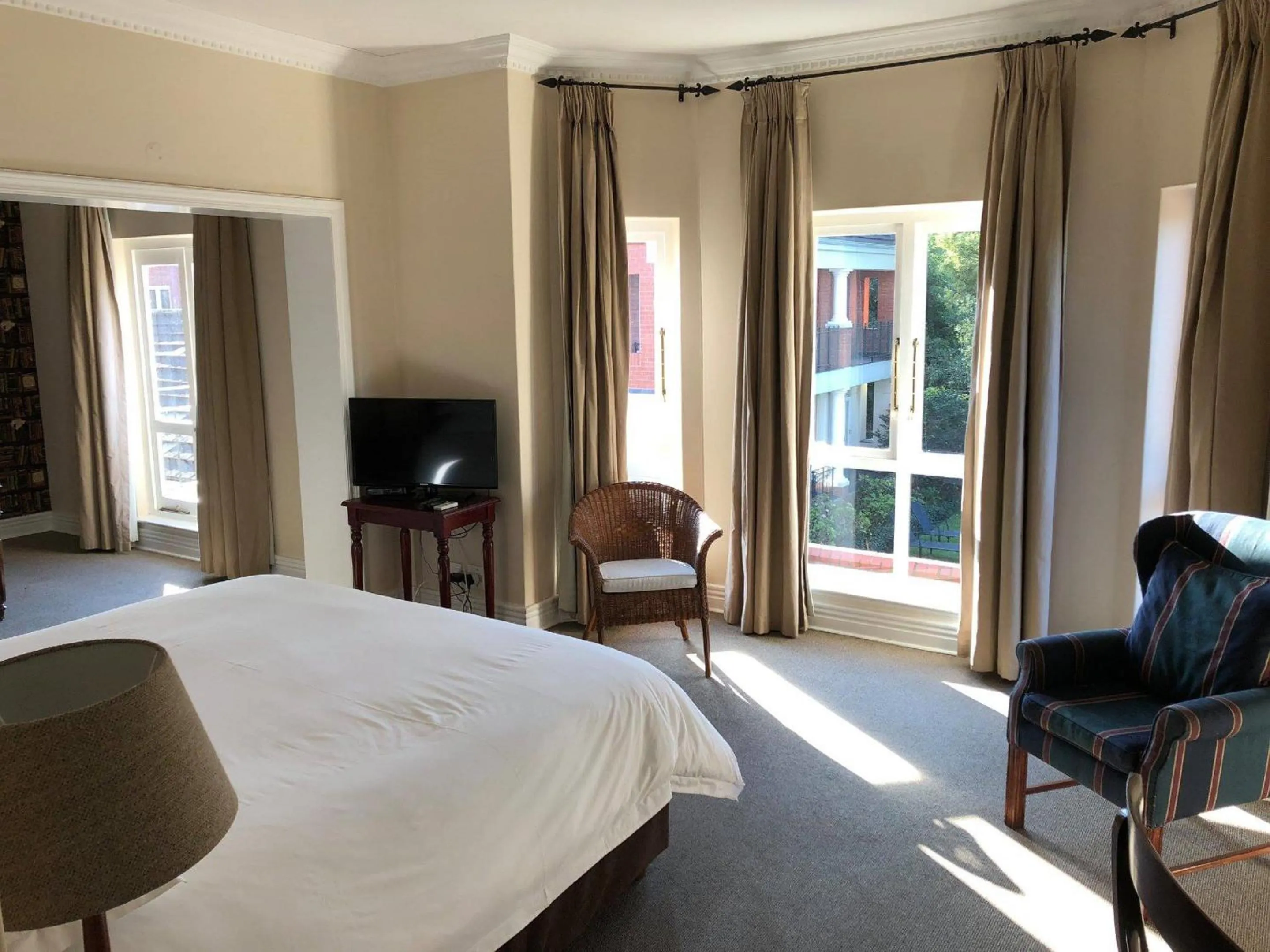 TV and multimedia, Bed in Redlands Hotel