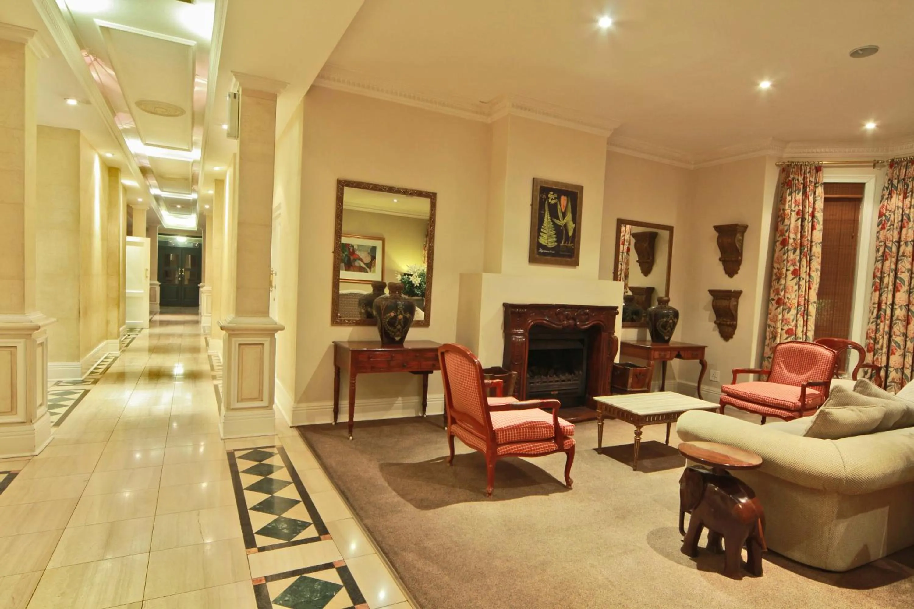 Communal lounge/ TV room in Redlands Hotel