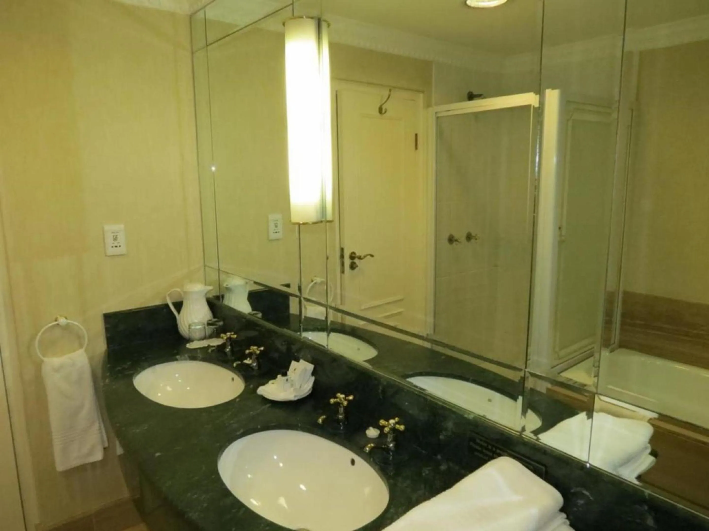 Bathroom in Redlands Hotel