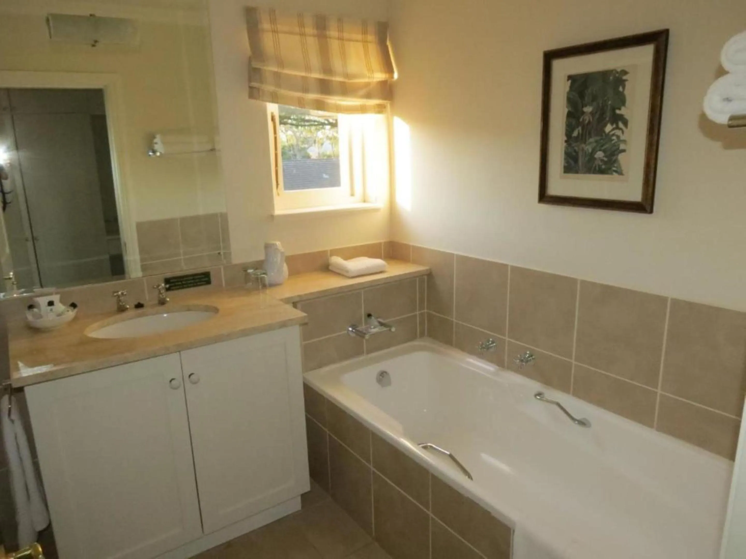 Bathroom in Redlands Hotel